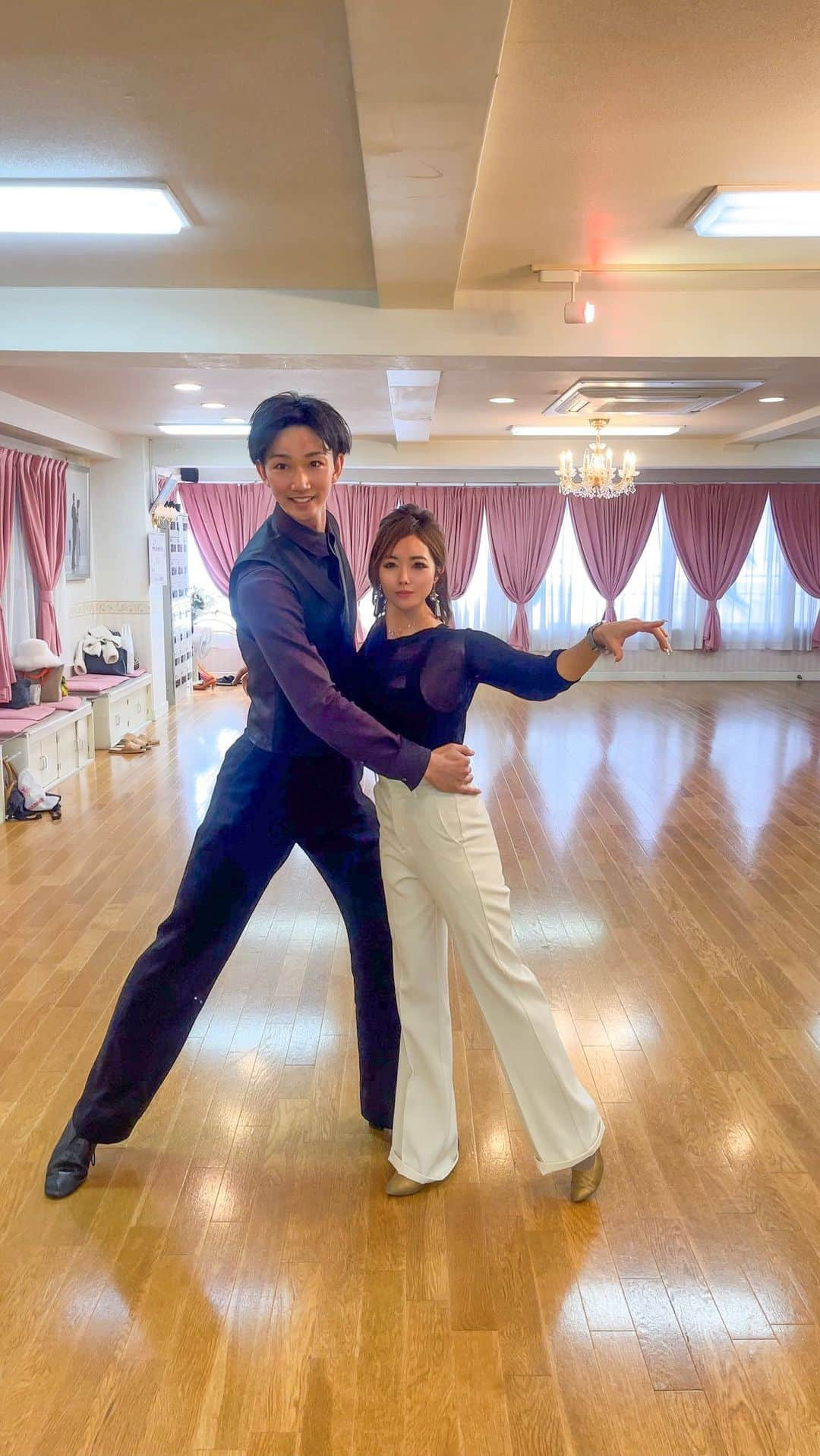 MAKIのインスタグラム：「@narasakidance   初社交ダンスレッスン💃✨  すごい楽しみにしてたレッスン✨  姿勢や指先まで意識して 美しさを表現💓  体重のかけ方が難しかったけど 先生の優しいリードで 楽しく踊れた😍  長く続けられる習い事だし めちゃくちゃおすすめ🥺💓  是非レッスン行ってみて❤️  PR @narasaki.dance #ナラサキダンスアカデミー #京橋ダンスアカデミー #社交ダンス #社交ダンスレッスン #京橋ダンス #パーティーダンス #社交パーティー」