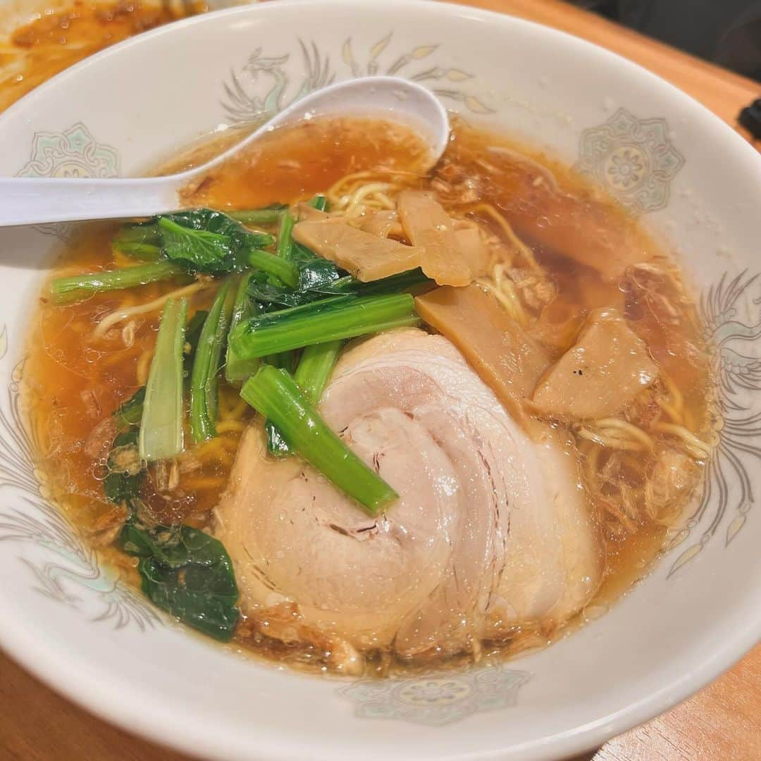 しげるちゃんのインスタグラム：「良く考えてみたら・・（昔過ぎて記憶ないけど）外食でラーメンを1年以上ぶりに食べました（笑） 昔懐かしの『かおたんラーメン』へ行ったからには🍜🥟 そりゃ醤油ラーメン食べるよね～～。餃子も春巻きも食べましたけど、特に春巻きは、美味しかったです。意識的に外食でのラーメンには気を付けてたけど、何よりも　 『お酒を飲んだ後の深夜ラーメン』行かなくなったのはカラダにも美容にも良き事だとは思ってます（笑）　　 でもでも忘年会シーズンだけは許してーー😂💦 #かおたん #西麻布 #赤坂 #ラーメン #醤油ラーメン #深夜ラーメン #しげるグルメ #シンプルなラーメンが好き #🍜  #ラーメン好きと繋がりたい #ラーメン部」