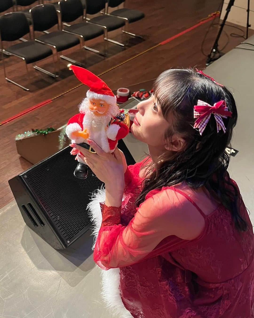 井上玲音さんのインスタグラム写真 - (井上玲音Instagram)「・ ・ クリスマスイベント ありがとうございました❤️  みふちゃんカラーで! お誕生日おめでとう👍🏻  #クリスマス #井上玲音」12月13日 22時20分 - rei_inoue.official