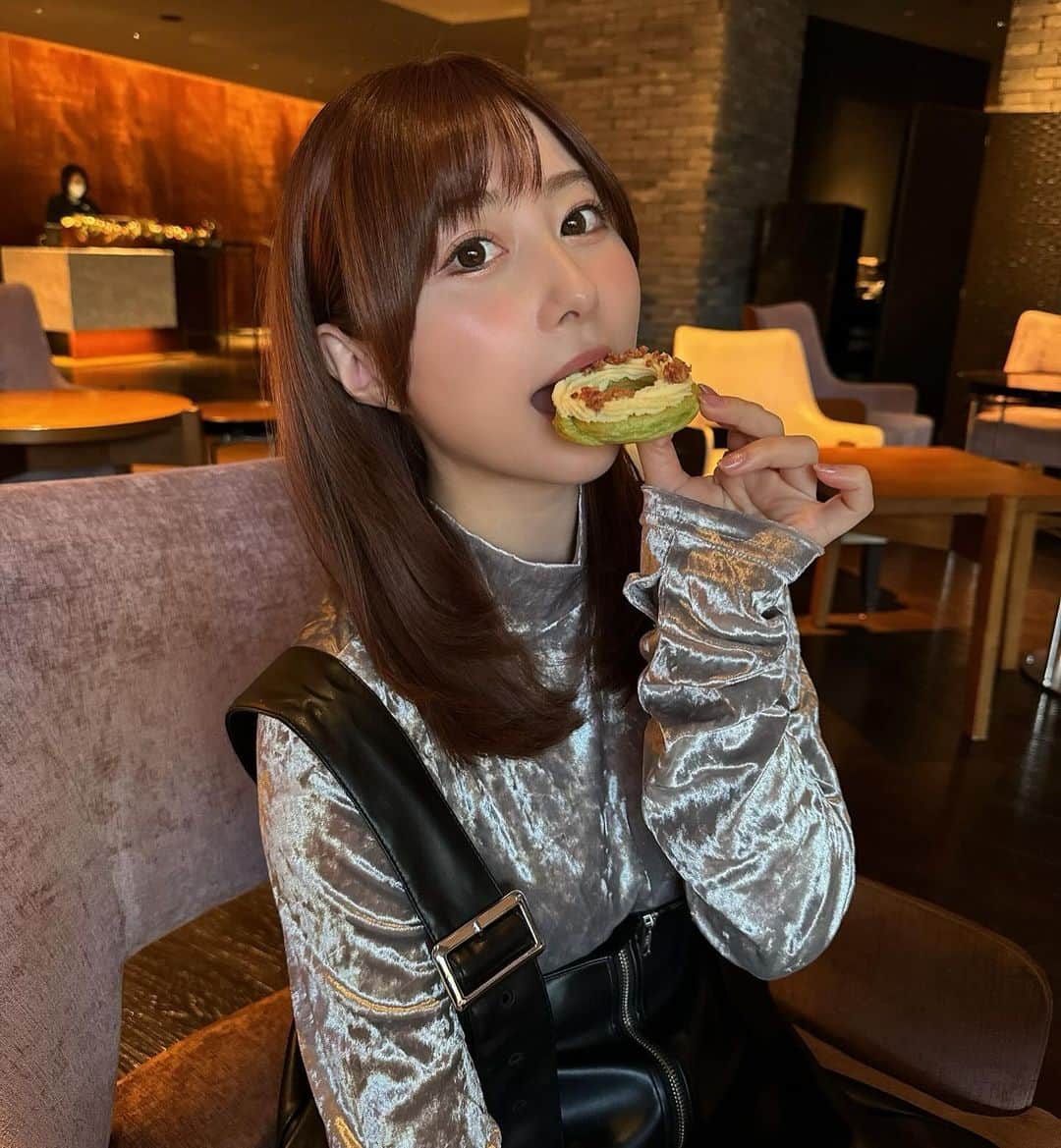 成瀬心美のインスタグラム：「🎄  成瀬さんの駆け込みクリスマス。  あともう少しで終わっちゃうぞ！ 少しでもクリスマスを感じるんだー！！  の、強い意志を感じますね。  おひなにお誘いいただき 久々ヌン活☕️  なんかどれもこれも美味しくて びっくりした🥺✨ 楽しくて幸せだった❣️  冬の一大イベントが終わってしまうぅ。  プライベートも時間見つけて 沢山充実させたいな🫧」