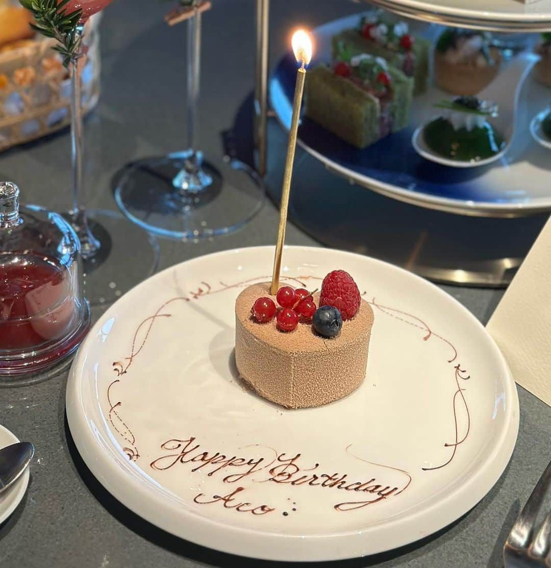 石橋あこさんのインスタグラム写真 - (石橋あこInstagram)「🎂🤍  なみちゃんがお誕生日お祝いしてくれました❤️ ホリデーのディオールかわい🎄✨ 写真綺麗に撮ってもらったからこれにプロフ変えた🐻  アフタヌーンティーの詳細は一個前の投稿へ🫖  ◆ザ・リッツ・カールトン福岡 『DIVA』 @ritzcarlton.fukuoka   ◆クリスマス限定アフタヌーンティー¥8,800-  📍福岡県福岡市中央区大名2丁目6−50  　  その他の福岡のアフタヌーンティーもチェックする☑️ ↓↓↓ @acococo120   　　 　 　　 　  　　  #福岡大名ガーデンシティ#大名ガーデンシティ#リッツカールトン福岡#theritzcarltonfukuoka #アフタヌーンティー#福岡アフタヌーンティー#博多#福岡グルメ #博多カフェ#福岡カフェ#福岡スイーツ#博多スイーツ#カフェ好きな人と繋がりたい#afternoontea #アフヌン#ヌン活#福岡ヌン活#福岡アフヌン#アフタヌーンティー福岡#クリスマスアフタヌーンティー#福岡クリスマスアフタヌーンティー」12月13日 22時28分 - acococo120