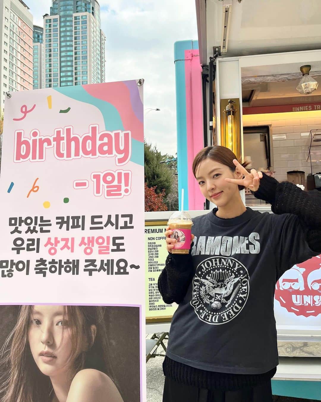 ナム・サンジさんのインスタグラム写真 - (ナム・サンジInstagram)「촬영장에서 행복한 생일 전야🩵🩵🩵🩵🩵 우리팀 다들 너무 고맙고 따랑해요🫶🏻🫶🏻🫶🏻」12月13日 22時21分 - sangjisangji