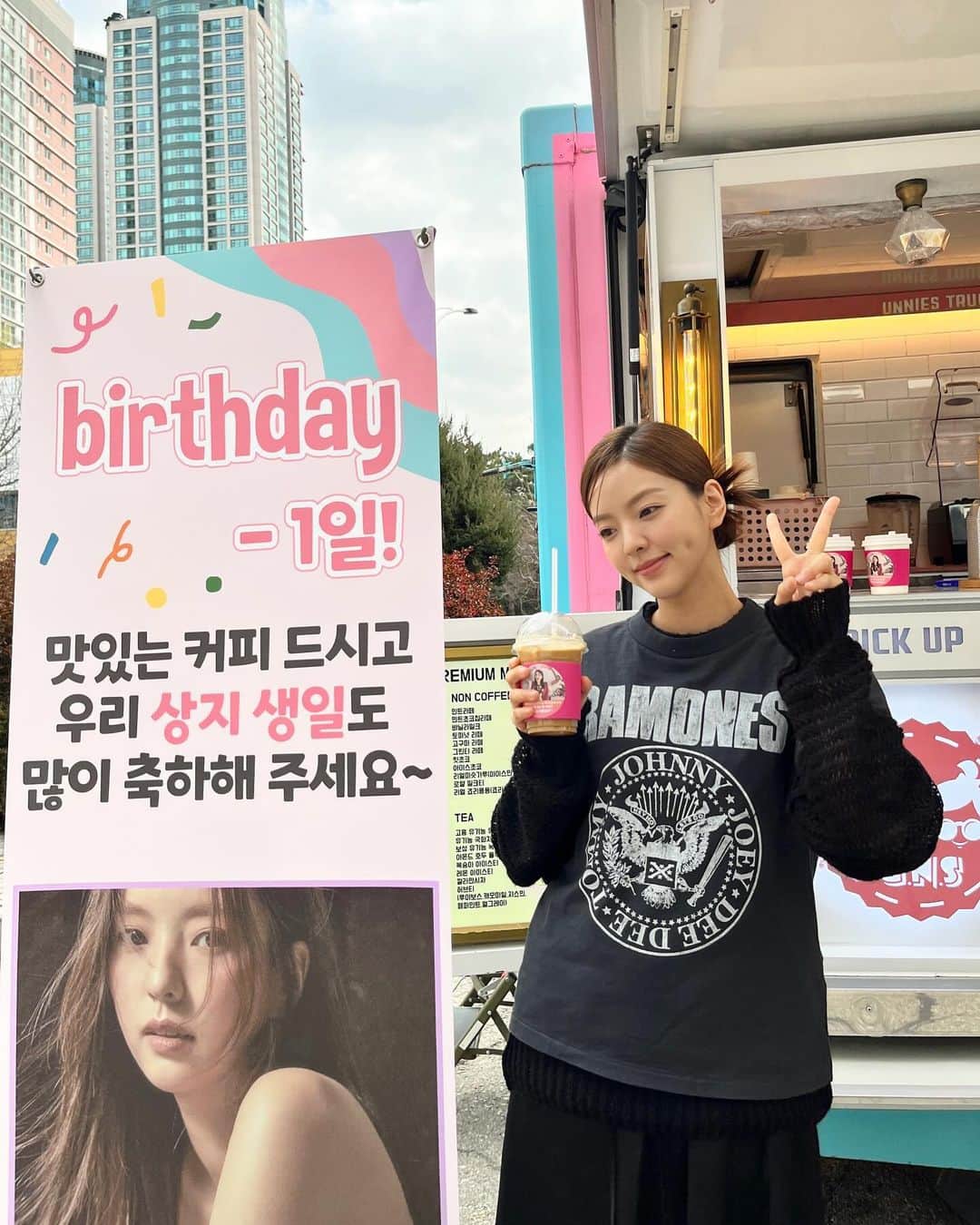 ナム・サンジさんのインスタグラム写真 - (ナム・サンジInstagram)「촬영장에서 행복한 생일 전야🩵🩵🩵🩵🩵 우리팀 다들 너무 고맙고 따랑해요🫶🏻🫶🏻🫶🏻」12月13日 22時21分 - sangjisangji