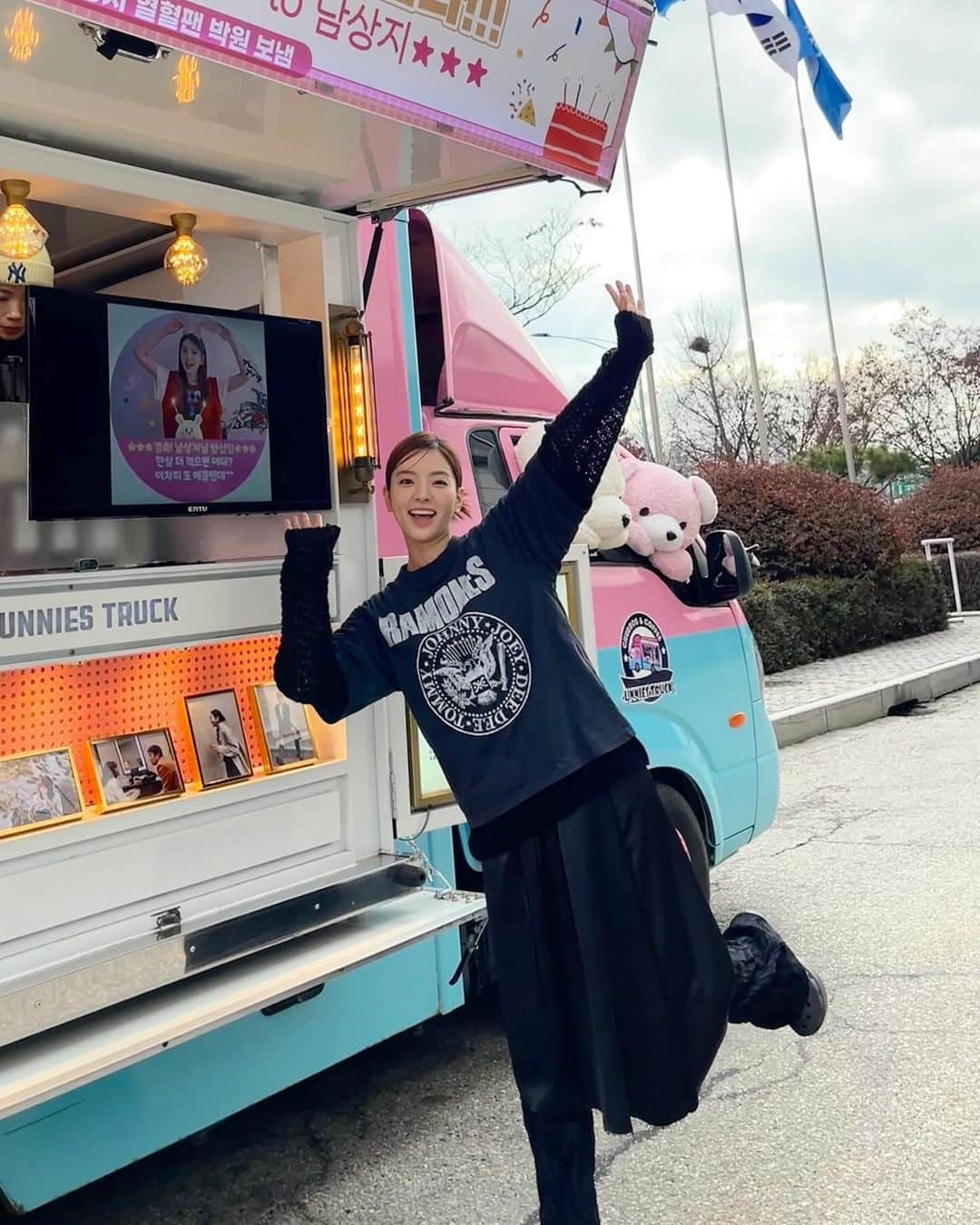 ナム・サンジさんのインスタグラム写真 - (ナム・サンジInstagram)「촬영장에서 행복한 생일 전야🩵🩵🩵🩵🩵 우리팀 다들 너무 고맙고 따랑해요🫶🏻🫶🏻🫶🏻」12月13日 22時21分 - sangjisangji