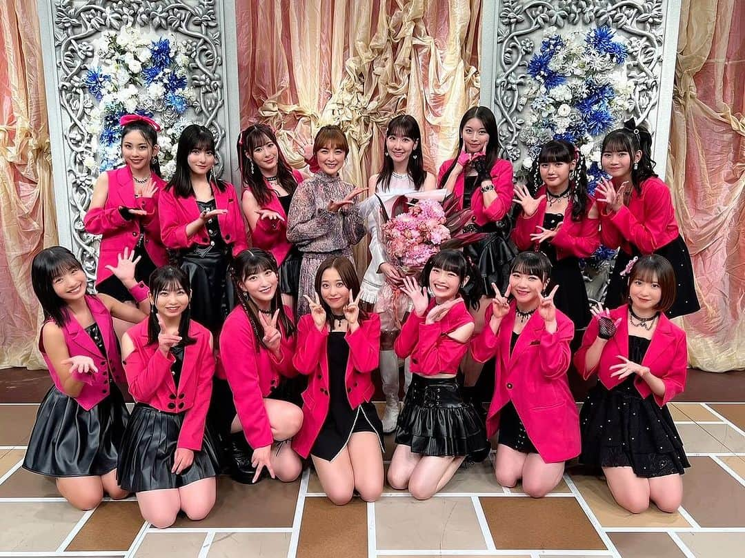 モーニング娘。’19のインスタグラム：「🎄 2023 FNS歌謡祭 第2夜 🎄  モーニング娘。'23 をご覧下さった皆様！ ありがとうございました☺️🫶  🩷「すっごいFEVER！」 💞#AKB48 #柏木由紀 さんとのコラボ「恋愛レボリューション21」を披露させていただきました🕺  最後に#石川梨華 さん登場のサプライズも🫣💓  そして……… #FNSですっごいモーニング娘をみた  トレンド入り 🔥😭👏  本当にありがとうございました💫💫  引き続き、最後まで！ #FNS歌謡祭 お楽しみください📺🎤  #モーニング娘23  #morningmusume23」