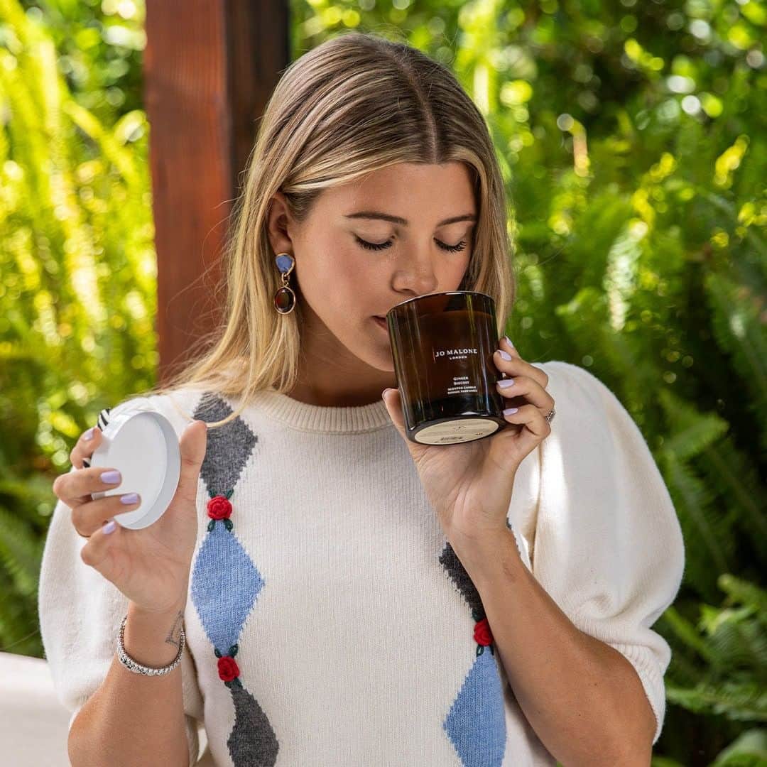 Jo Malone Londonのインスタグラム：「Even the most well-versed of entertainers – including @sofiarichiegrainge – can find hosting Christmas a challenge. The secret to success? From candles to colognes, it’s signature festive scents all the way. #SeasonOfScent」