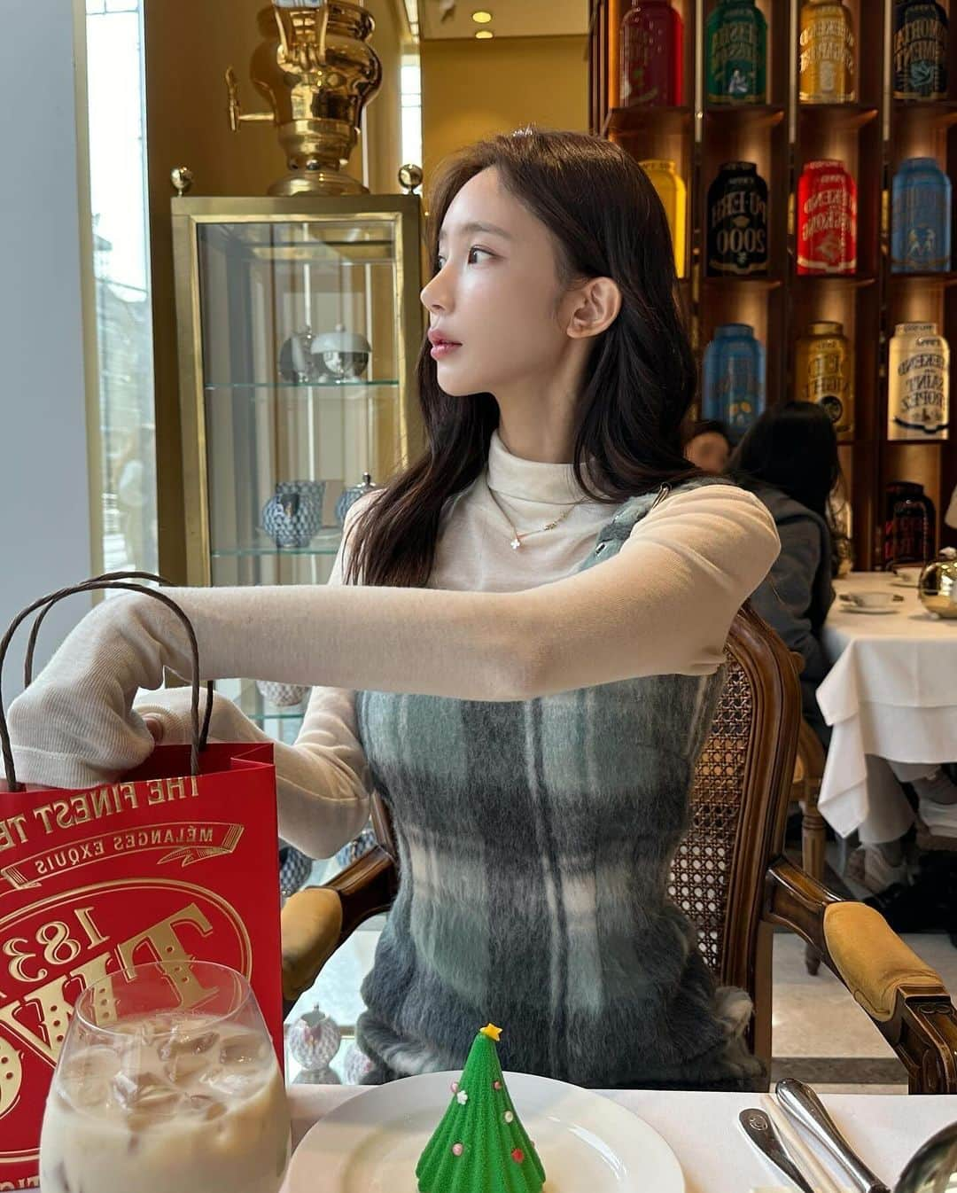 キム・ミニさんのインスタグラム写真 - (キム・ミニInstagram)「오래 기다리셨죠?  올해의 너무너무너무 특별한, 홀리데이 에디션 미스터드레스를 드디어 첫 개시했습니다…!!!💘✨💗  겨울 느낌 듬뿍 담아 헤어리한 비건 울 원단에 유니크한 하트 아일렛✨  세상 어디에도 없는 하트 단추는 직접 틀을 짜 하나하나 붙여드리는 핸드메이드가 되겠고요😌 미스터드레스 특유의 허리+골반 라인을 볼륨있고 날씬하게 싹 잡아주는  인형같은 보정 핏은 그대로, 거기에 두툼하지만 슬림라게 압착된 겨울 원단으로  아주 따숩고 특별하죠 ㅠㅠㅠㅠㅠ💕💕💕  연말에 바로 입으시라고 바배 열심히 만드는 중이에요 🏃🏻‍♀️ 설렌다 설레🎵🎶」12月13日 22時31分 - mimiwor