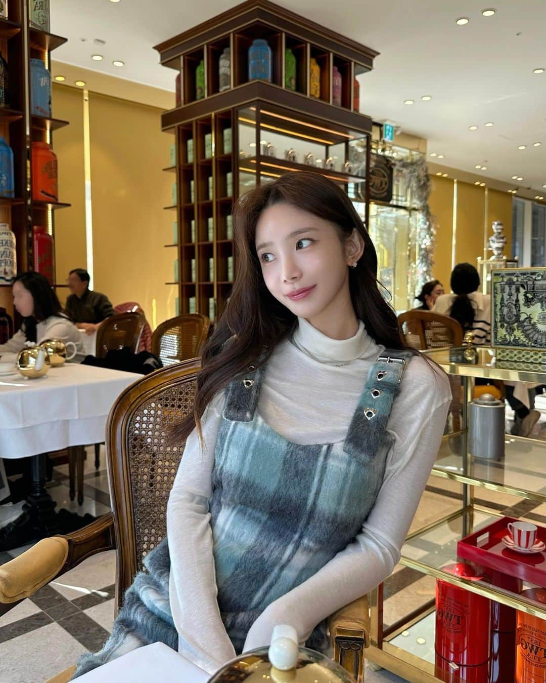 キム・ミニのインスタグラム：「오래 기다리셨죠?  올해의 너무너무너무 특별한, 홀리데이 에디션 미스터드레스를 드디어 첫 개시했습니다…!!!💘✨💗  겨울 느낌 듬뿍 담아 헤어리한 비건 울 원단에 유니크한 하트 아일렛✨  세상 어디에도 없는 하트 단추는 직접 틀을 짜 하나하나 붙여드리는 핸드메이드가 되겠고요😌 미스터드레스 특유의 허리+골반 라인을 볼륨있고 날씬하게 싹 잡아주는  인형같은 보정 핏은 그대로, 거기에 두툼하지만 슬림라게 압착된 겨울 원단으로  아주 따숩고 특별하죠 ㅠㅠㅠㅠㅠ💕💕💕  연말에 바로 입으시라고 바배 열심히 만드는 중이에요 🏃🏻‍♀️ 설렌다 설레🎵🎶」