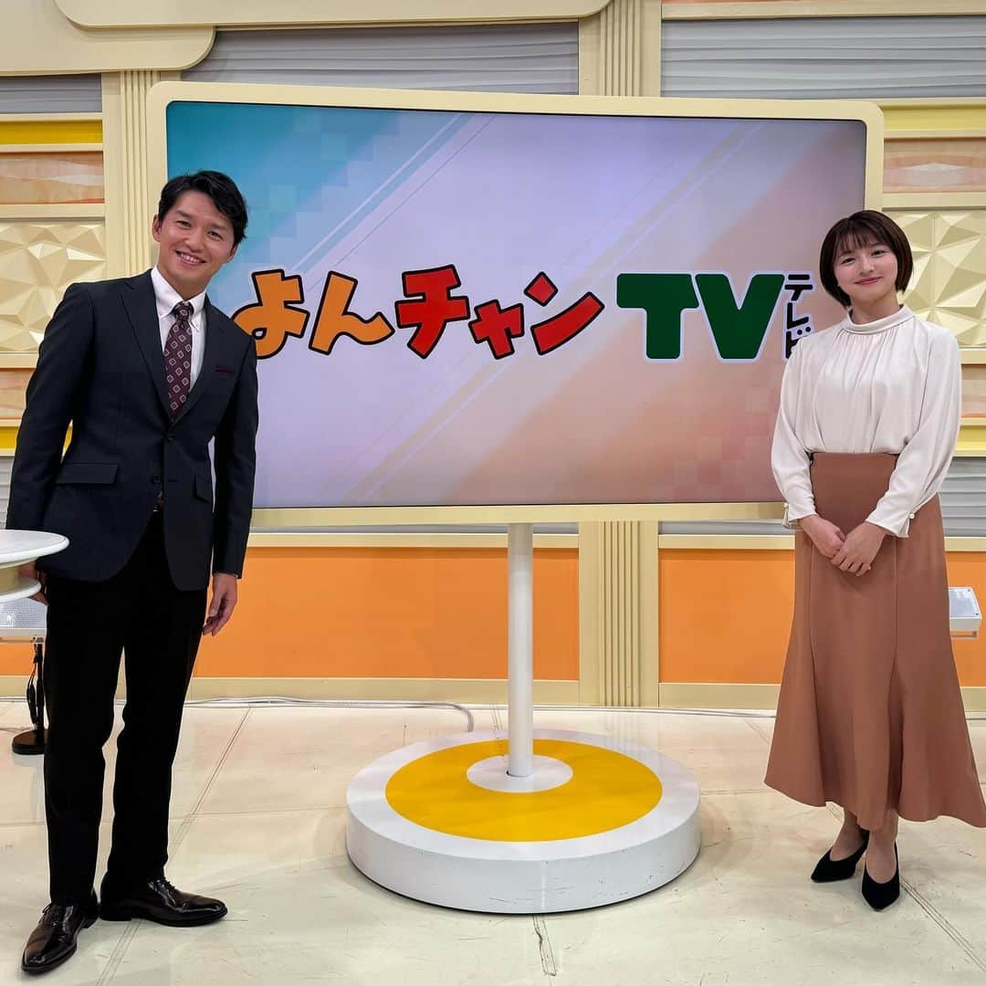 山中真のインスタグラム：「・ 今日もこの2人で よんチャンTVをお届け。  2枚目は 無事2日間終えて ほっとしている2人。  3枚目は なぜこうなったか、 の2人。  明日も河田さんは ハワイから生中継♪  #mbs #よんチャンtv」