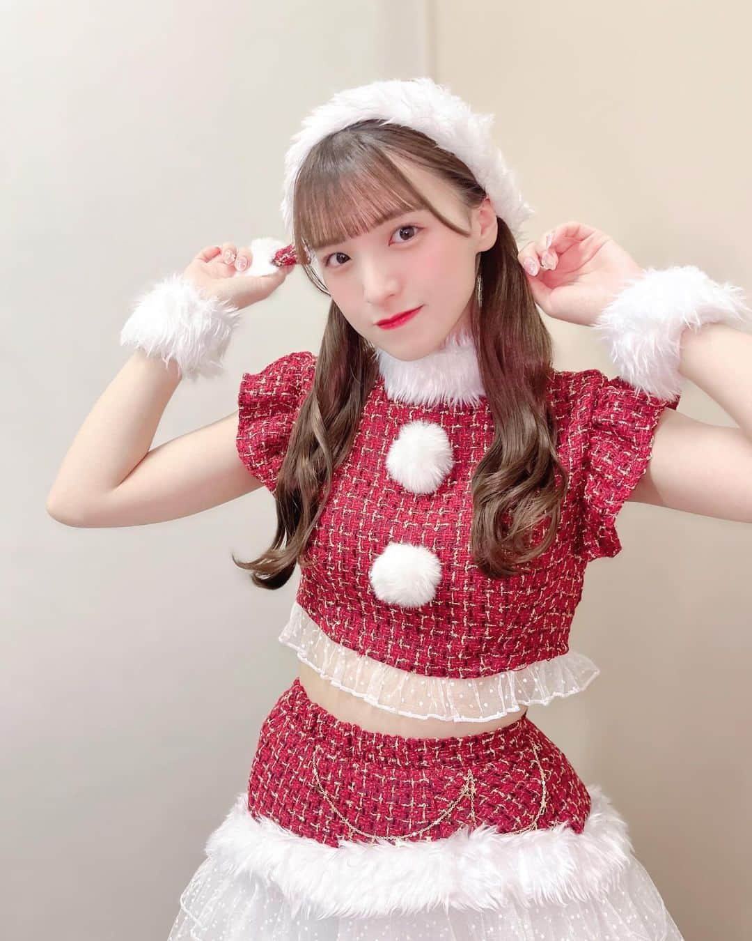 茉城奈那のインスタグラム：「ましろサンタさんver🎅🏻 ⁡ 数日前の東京定期公演で着たサンタさんだよ〜🌲 茉城にしては珍しく、腕もお腹も出てる、、 ⁡ ⁡ ⁡ ⁡ ⁡ ⁡ ⁡ ⁡ #アイドル #地下アイドル #idol #ınstagood #ヘアアレンジ #ツインテール #ツインテールアレンジ #ピンクブラウン #ブラウンカラー #グレージュ #サンタコス」