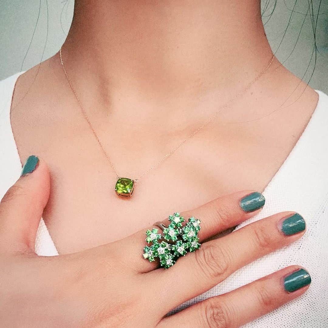 高橋メアリージュンのインスタグラム：「💚 Styling by @fashion_bba   #骨格ストレート タイプはアクセなしでもいけちゃうかっこいい骨格らしいのですが、着けて似合うアクセがなんとダイヤモンド💎あとはアクセが負けちゃうみたいです。 全くお金がかからないか、すごくお金がかかっちゃう骨格なんですね😳  @salon_ema_tokyo でカラー、骨格、顔タイプ診断して頂いてから服や色選びが楽になりました🌈」