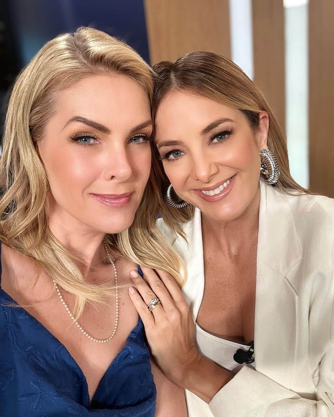 Tic iPinheiroのインスタグラム：「"Os nossos maiores medos também podem ser nossos maiores impulsos para novas conquistas".   Estamos juntas sempre @ahickmann ❤️  Começou o @hojeemdia ! Quem já está ligadinho?」