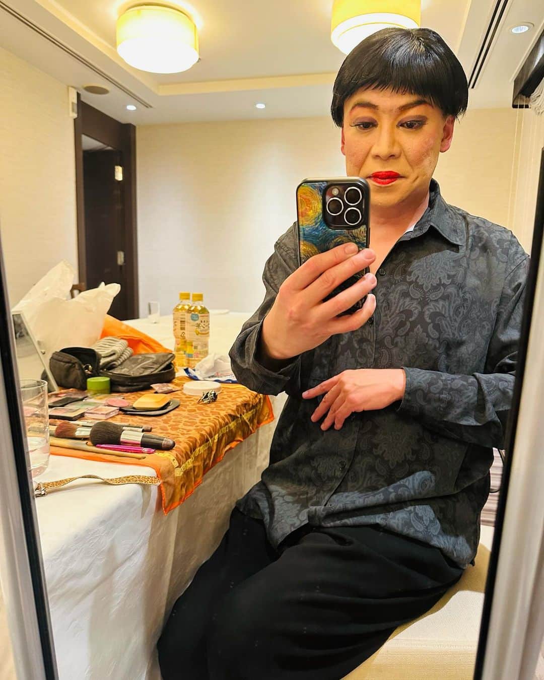 美川憲二さんのインスタグラム写真 - (美川憲二Instagram)「本日のステージ、無事終了よ〜😙🎤🎵🎵✨✨✨✨✨✨✨✨✨  今宵は、川崎日航ホテルさんにて🏨  歌手の　「吉村明紘」さん。  デビュー35周年‼️ディナーショー🎵🎵✨✨✨✨✨✨✨✨✨✨  ゲスト出演でおまんちた😃😄✌️✌️  持ち時間、15分でしたが😅🎵🎵  怒涛のように、客席ラウンドして💨💨  それでも、かなり盛り上がったわよ〜😃😀⤴️⤴️⤴️👍👍👍　笑。  あぁ〜ん❤️  良かったぁ😊⤴️ 良かったぁ😊⤴️ #川崎日航ホテル #ディナーショー #ゲスト出演 #無事終了 #クリスマス #美川憲一 #美川憲二 #吉村明紘 #ものまね」12月13日 22時48分 - mikawakenji
