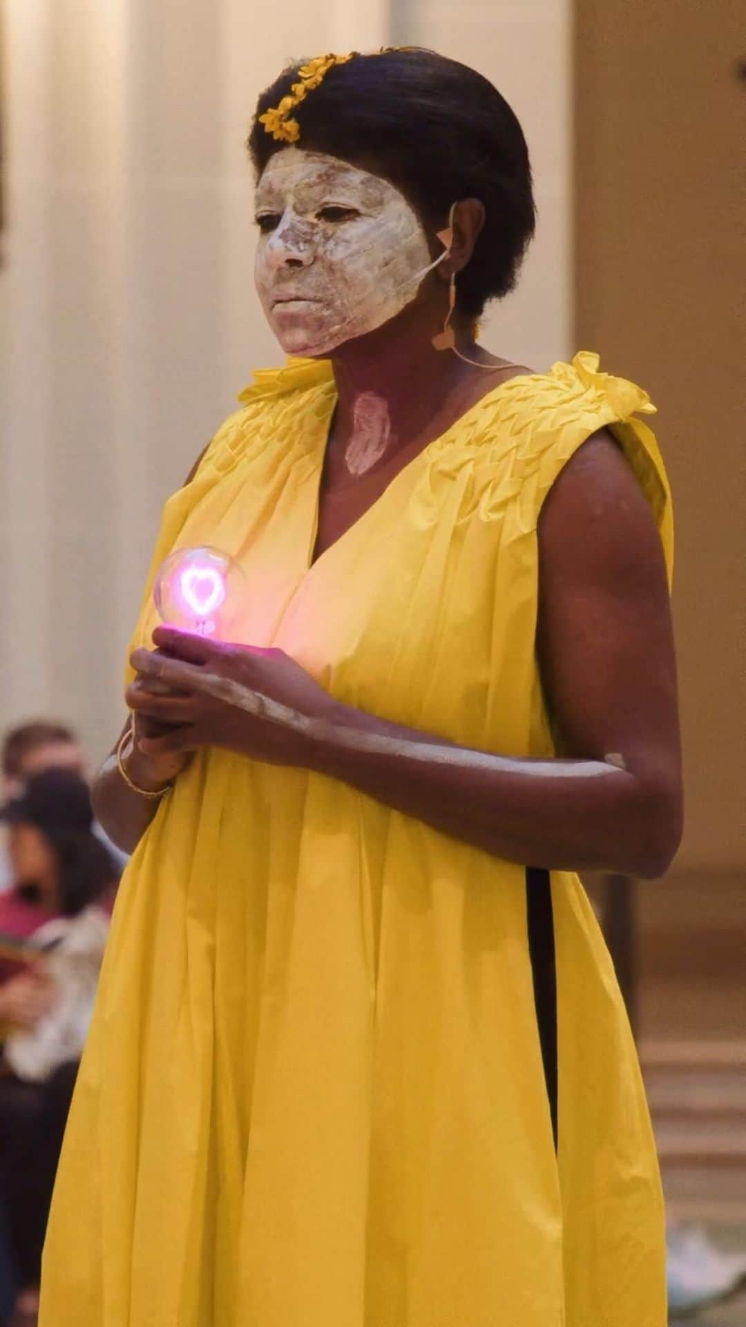 ブルックリン美術館のインスタグラム：「“So this piece is also a call for radical love in unity. Radical love in healing. Radical love in dreaming a better future together,” says María Magdalena Campos-Pons.  Hear from Campos-Pons about the meaning behind her immersive new performance, “A Mother’s River of Tears,” debuted during the opening weekend of #BeholdBkM along with footage from the performance on YouTube at the link in our bio.  #BrooklynMuseum #MariaMagdalenaCamposPons」