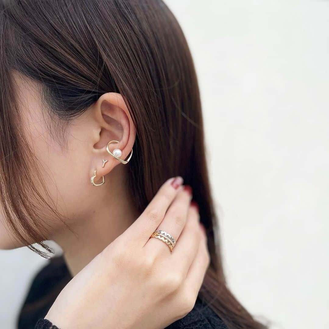 starjewelry_pressのインスタグラム：「【STAFF COORDINATE】 銀座松屋店 スタッフ  キャッチーなハートやイニシャルを耳元のアクセントに。 異なるデザインをリズミカルに組み合わせて、自分らしいスタイリングを楽しんで。  #starjewelry #スタージュエリー #ピアス #イヤーカフ  #イヤカフ #ご褒美ジュエリー  #耳元コーデ  #jewelry」