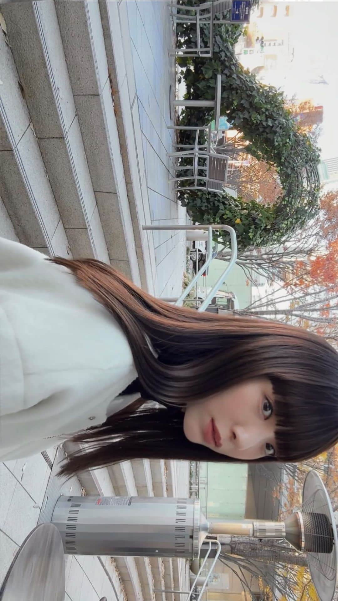 izu（出岡美咲）のインスタグラム：「仕事合間のほっとする時間☕️  ひとつひとつ、仲間と共に形にできる事 同じ志を持つ仲間が増える事 とてもワクワクしています。  勿論しんどい事もあるけれど 真心込めて取り組めば 7割は良い形で返ってきますから。  7割って思ってると、気が楽でしょ😼笑  #teatime」