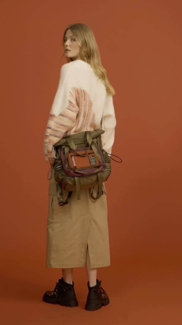 デシグアルのインスタグラム：「Bold, warm and Desigual. Discover the orange and reds collection at desigual.com​  #NewDesigual」