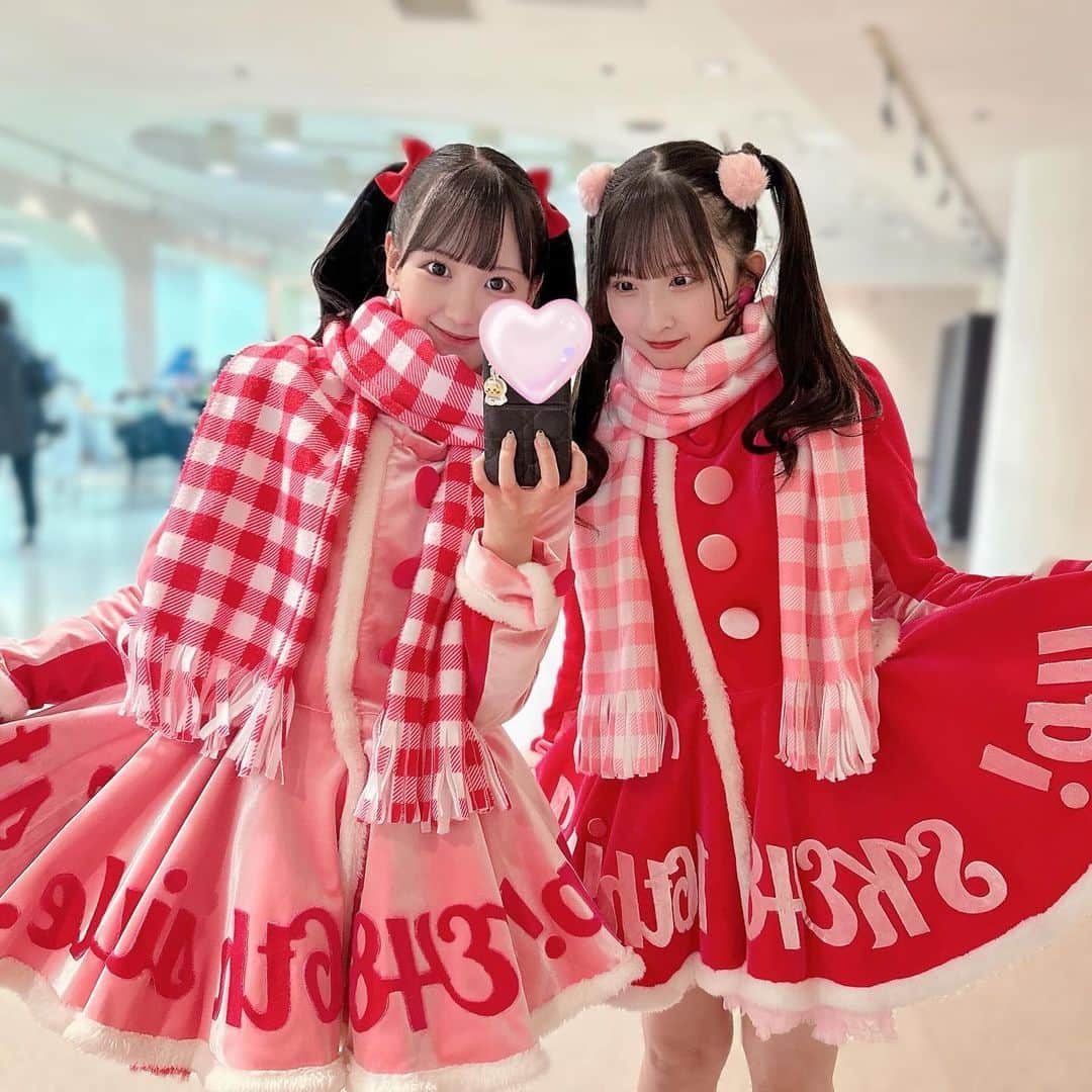 末永桜花のインスタグラム：「𓂃𓈒𓏸 ⁡ ･ ･ ⁡ ふたごちゃんみたいだった🎀🎀 ⁡ この衣装だいすき❄️ ⁡ ･ ･  #衣装 #アイドル  ⁡」