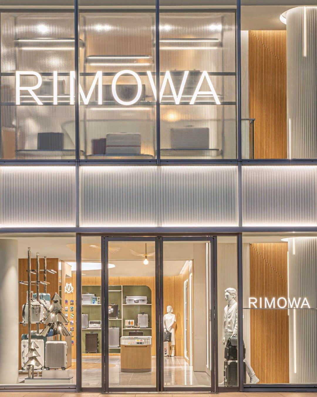 リモワのインスタグラム：「Marking new milestones around the globe, RIMOWA opens the doors to its boutiques in Tokyo, Mumbai, Nürnberg, Kuala Lumpur and Shanghai.」