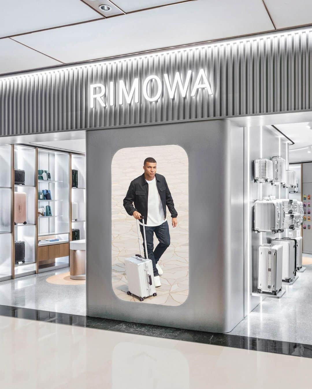 リモワさんのインスタグラム写真 - (リモワInstagram)「Marking new milestones around the globe, RIMOWA opens the doors to its boutiques in Tokyo, Mumbai, Nürnberg, Kuala Lumpur and Shanghai.」12月13日 23時00分 - rimowa