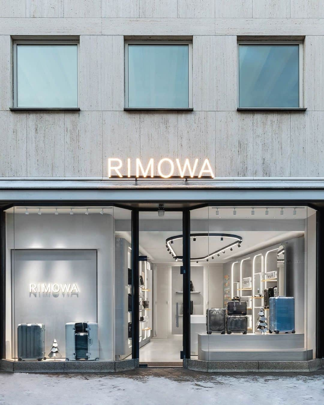 リモワさんのインスタグラム写真 - (リモワInstagram)「Marking new milestones around the globe, RIMOWA opens the doors to its boutiques in Tokyo, Mumbai, Nürnberg, Kuala Lumpur and Shanghai.」12月13日 23時00分 - rimowa