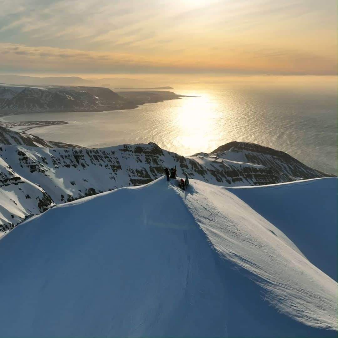 Discoveryのインスタグラム：「It's Wednesday! You've made it to the peak; now you just have to get down the other side...⛷ much like these skiers at #Iceland's Vatnajokull National Park.  #wintervibes #outdooradventure」