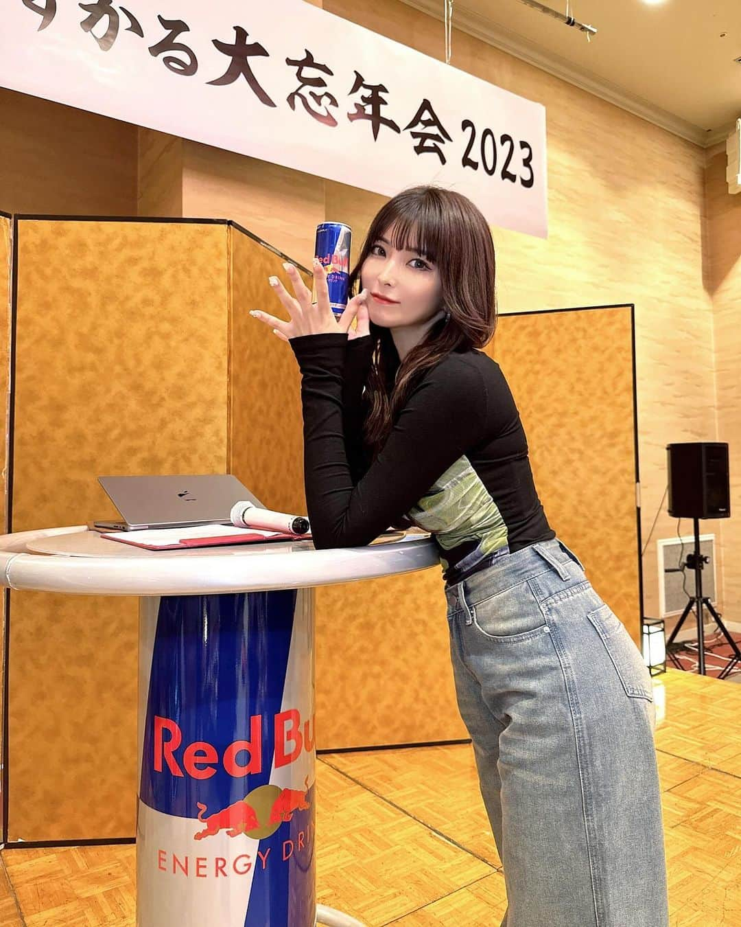 ききまるのインスタグラム：「翼をさずかる大忘年会2023🪽 . @redbulljapan  . ご縁あってレッドブルさんのTikToker忘年会に お邪魔しました🙏❤️ クリエイターとアーティストさんがたくさん集まってすごく温かい会でした🙌 . レッドブルサワー初めて飲んだけどめっちゃ美味しかった😆🤍 . . #レッドブル　#レッドブルジャパン #redbull #redbulljapan  #忘年会　#忘年会コーデ　#デニム　#デニムコーデ」