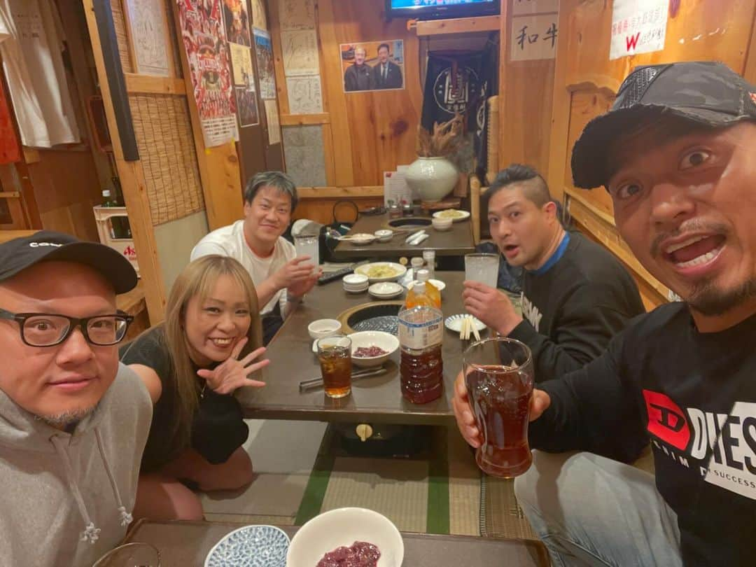 鷹木信悟さんのインスタグラム写真 - (鷹木信悟Instagram)「4年ぶり #昭和57年会 の忘年会でした✨ 今日集まったのは5名のみ...笑 SNS繋がってるから久しぶり感はないね😆 いつかやりたいんだよな〜 1982年生まれの選手を集めた興行を！ #プロレス #昭和57年 #1982年 #戌年  #来年はデビュー20周年イヤー #njpw #幹事？ #会長？ #やるしかない #今しかない  #強引なマイウェイ #我道驀進 #ハツラツ」12月13日 23時13分 - takagi__shingo