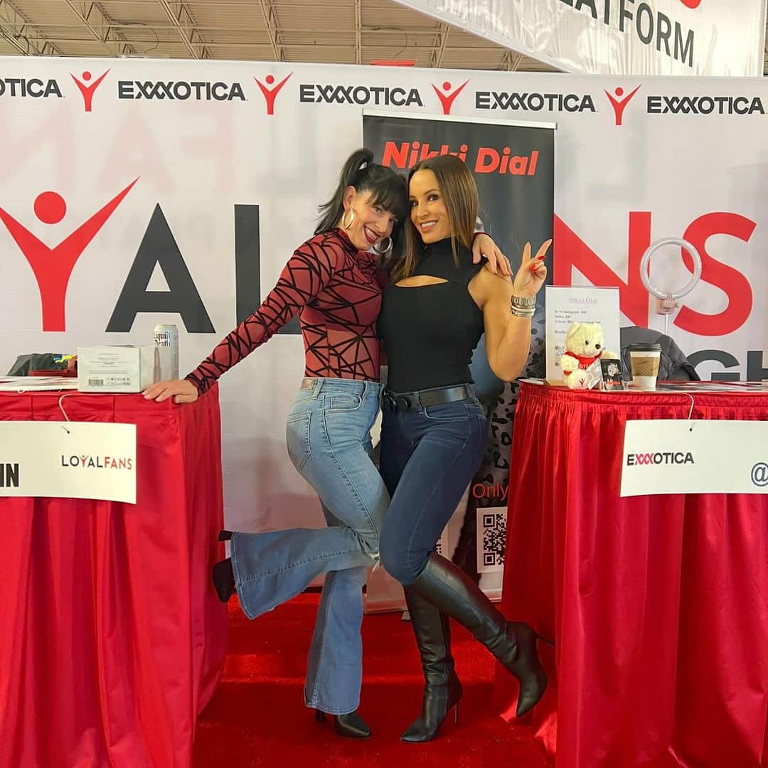 リサ・アンのインスタグラム：「In the spirit of #wcw 🖤 @nikkidialofficial @joannaangel  @xojosjane  @the_mad_harlot from the @realloyalfans booth @exxxotica   Check out next years expo schedule and book your visit to say hello to all of us in one place 🖤   #womancrushwednesday #realloyalfans #exxxotica #thereallisaann」