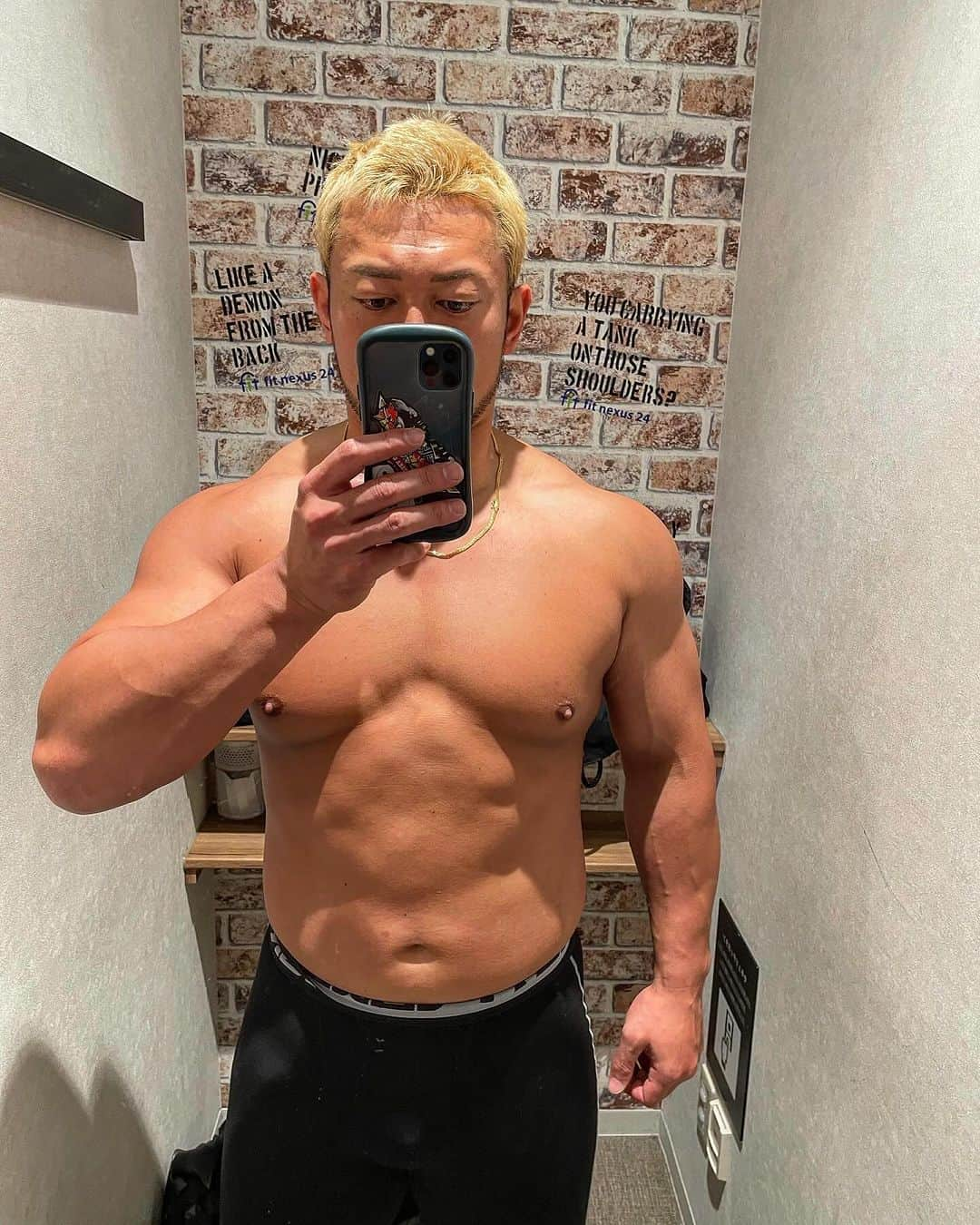 愛鷹亮さんのインスタグラム写真 - (愛鷹亮Instagram)「デビュー戦まであと2週間！  男は背中で語るというが鬼の顔を作って背中で喰いたい。  あと２㎏ぐらい絞る  #デビュー戦 #プロレスラー #GLEAT #グレイトしようぜ #UWF」12月13日 23時13分 - aitakariki.g