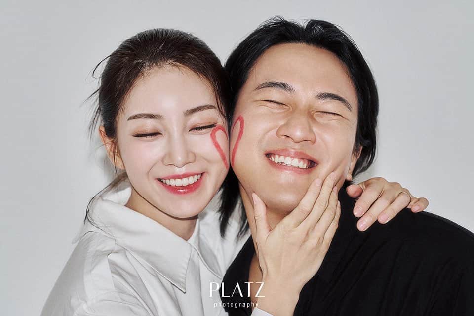 コ・ウンミのインスタグラム：「_  인스타 힙한 느낌 웨딩촬영에도 살짝 녹여보기 🤤❤️  ⠀⠀⠀⠀⠀⠀⠀⠀⠀⠀⠀⠀⠀⠀⠀⠀ P L A T Z  x  L E W E D D I N G ⠀⠀⠀⠀⠀⠀⠀⠀⠀⠀⠀⠀⠀⠀⠀⠀ ⠀⠀⠀⠀⠀⠀⠀⠀⠀⠀⠀⠀⠀⠀⠀⠀⠀⠀⠀⠀⠀⠀⠀⠀⠀⠀⠀ ✔ 스튜디오 #플라츠스튜디오 @platzstudio_  @soulpage1  ⠀⠀⠀⠀⠀⠀⠀⠀⠀⠀⠀⠀⠀⠀⠀⠀ ✔ 디렉팅 #르웨딩 @lewedding_plan  ⠀⠀⠀⠀⠀⠀⠀⠀⠀⠀⠀⠀⠀⠀⠀⠀ ✔ 드레스 #프리다브라이덜 @fridabridal_official  ✔️헤어&메이크업 #정샘물이스트 @jungsaemmool.east_wedding  @seoyunhong0306   ✔️헤어변형  신부 #강은 @kangeun_wedding  신랑 #어닛 @aneat_choi812  ✔️suit  #아프롬 @aplomb_official  ✔️부케 #미드썸머 @midsummer__k」