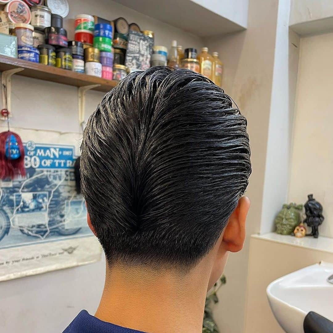 DRESSKINさんのインスタグラム写真 - (DRESSKINInstagram)「barbershop KING 三軒茶屋にある本店、明石さんのスタイル。シンメトリーのダックテールとテーパーフェードが美しいスタイルです。 . Repost from @barbershop_king  #barbershopking  _」12月13日 14時24分 - dresskin_official