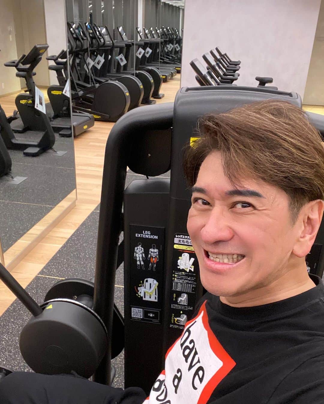 川崎麻世さんのインスタグラム写真 - (川崎麻世Instagram)「最近腰痛からの足裏の痺れが酷くて💦 でもトレーニングして腹筋背筋を鍛えないと 腰痛も治らない。 ランニングマシンやっていても足の痺れが気になる🏃 病院で貰った薬が効かないけど、また行って相談してみよう👨‍⚕️  #腰痛 #トレーニング #ジム #足の痺れ #川﨑麻世 #川崎麻世」12月13日 14時31分 - mayokawasaki