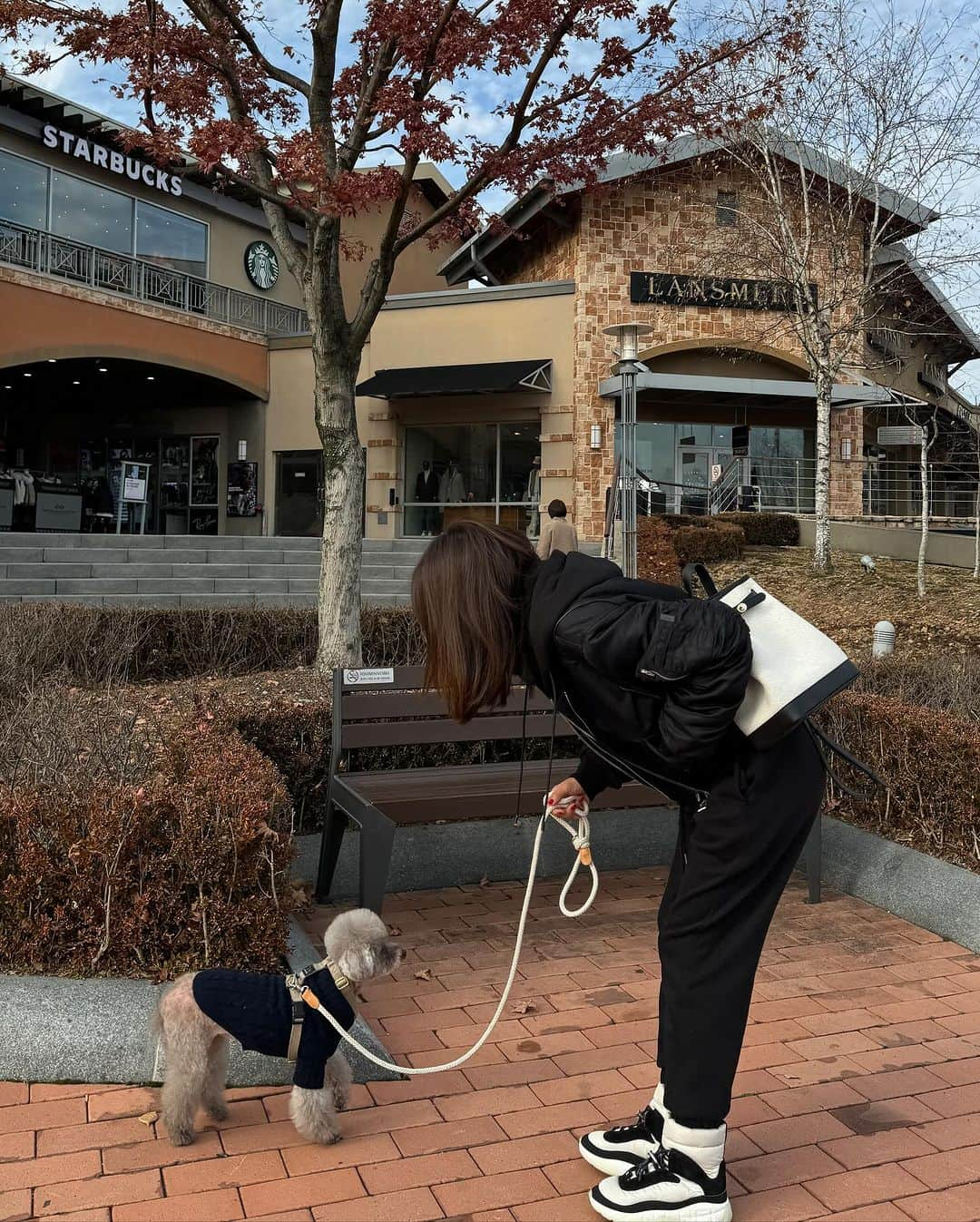 キム・ジュニのインスタグラム：「에르백팩은 준비된 수량 90%소진중이고 빠르게 수량 빠지고 있어요! 그 어디에도 없는 리미티드 특별한 제품이니 소장가치는 최고이실거에요:)  오늘도 너무너무 감사드려요! 에르백팩은 품절시 마감되오며 리오더 없습니다!! 지금 에바주니에서 구매 가능하세요🙋🏻‍♀️  저는 이제 뽀송기모골지팬츠 준비해서 올게요! 오늘 뽀송기모골지 블랙컬러 입고 에르백팩으로 코디했는데 요런 룩도 잘어울리죠?😍」