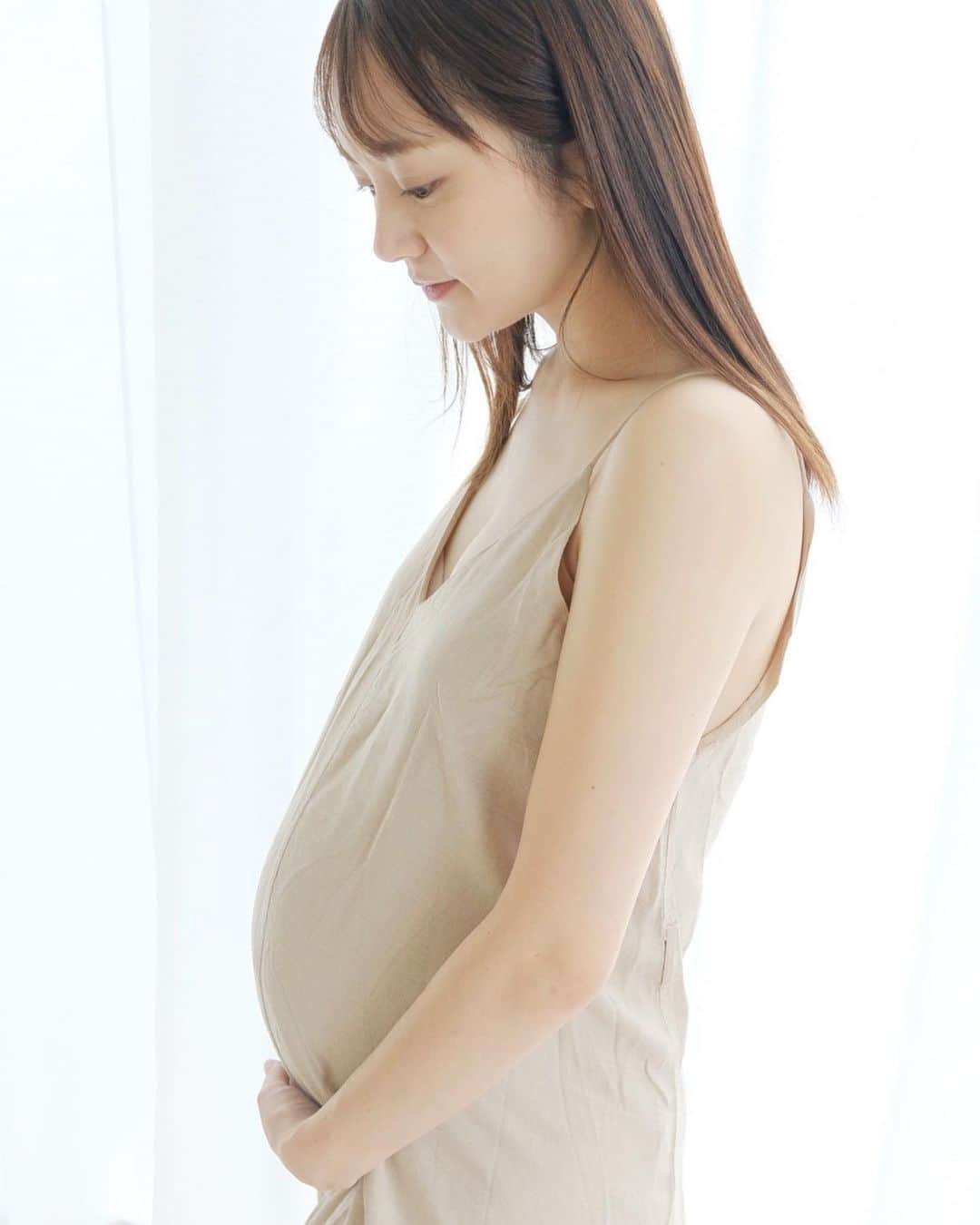 浜田翔子さんのインスタグラム写真 - (浜田翔子Instagram)「もうこれ撮ったのが1ヶ月前だなんて。。 （2023.11.11撮影妊娠後期突入前日27w）  妊娠後期は早く毎日すすめ〜って思う日々だけど、、 あと40日もないくらいで会えるの楽しみ☺️  妊娠後期、車の揺れで🫨さえも長時間ダメになってきた。。  スタジオで撮影した家族写真も載せます✨ #妊娠27w #お腹の記録  #maternity」12月13日 14時42分 - shoko_hamada
