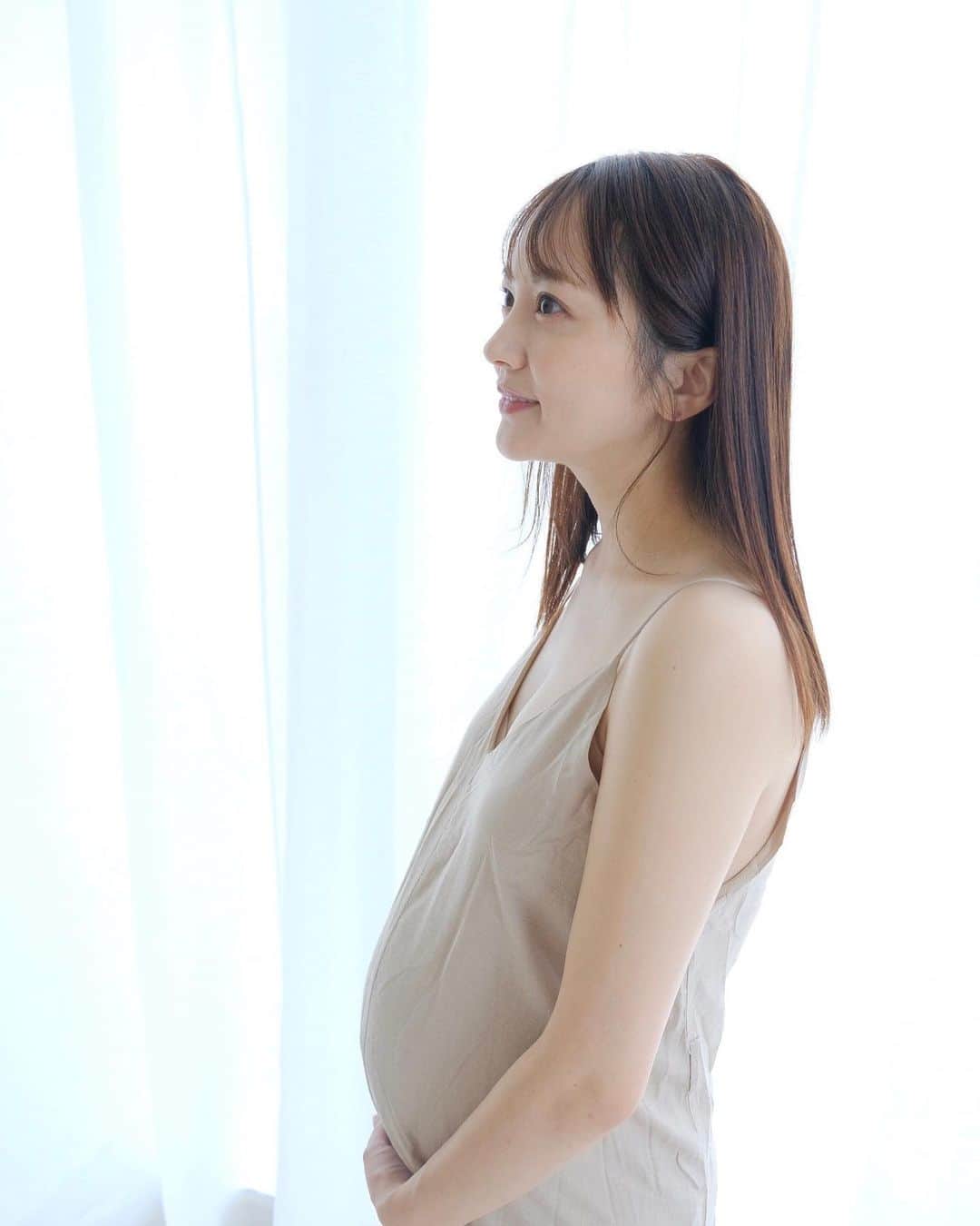 浜田翔子さんのインスタグラム写真 - (浜田翔子Instagram)「もうこれ撮ったのが1ヶ月前だなんて。。 （2023.11.11撮影妊娠後期突入前日27w）  妊娠後期は早く毎日すすめ〜って思う日々だけど、、 あと40日もないくらいで会えるの楽しみ☺️  妊娠後期、車の揺れで🫨さえも長時間ダメになってきた。。  スタジオで撮影した家族写真も載せます✨ #妊娠27w #お腹の記録  #maternity」12月13日 14時42分 - shoko_hamada