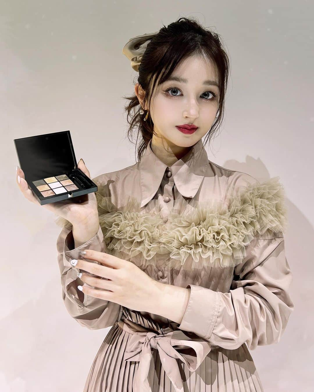 新希咲乃さんのインスタグラム写真 - (新希咲乃Instagram)「・ ・  @givenchybeauty の新製品体験会へ🎱🖤 「SPRING BLOOM 心はなやぐ春の訪れ」が春のテーマらしく 可愛すぎて叫んだル・ヌフ・ジバンシイ No.07は 限定色のアイシャドウパレットだから絶対GETしてほしい 可愛いカラーでした。 ピンクラメやピンクの偏光パール、ゴールドとブラウン 捨て色なしのこれからたくさん使うパレットになりそう！ 限定色なのが勿体ないくらい;ㅅ;  今回のリップはローズ・パーフェクト308 つけてます。 青みレッドピンクにゴールドラメがしっかり入ってて 目を引くような艶感リップに💋  3月発売の新作クッションファンデはパケから特別感出てて カバー力もツヤ感も素肌感まであって🖤 人気が出そうな予感…！！！   #givenchybeauty   #春コスメ2024  #ジバンシイ   #PR」12月13日 14時52分 - niki_sakino