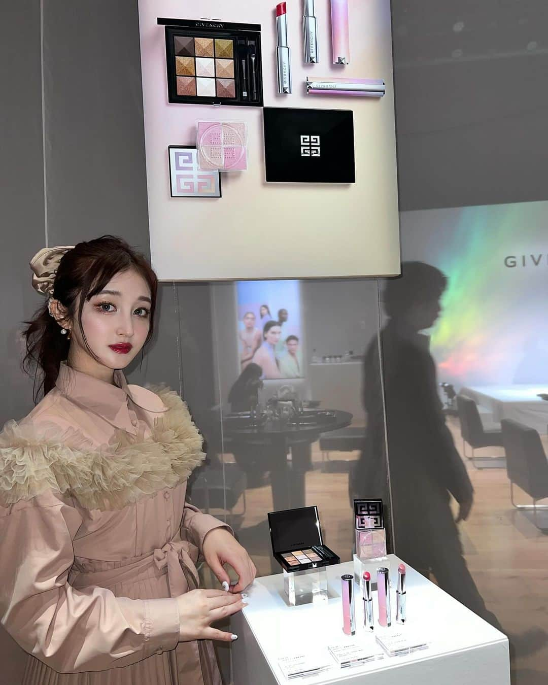 新希咲乃さんのインスタグラム写真 - (新希咲乃Instagram)「・ ・  @givenchybeauty の新製品体験会へ🎱🖤 「SPRING BLOOM 心はなやぐ春の訪れ」が春のテーマらしく 可愛すぎて叫んだル・ヌフ・ジバンシイ No.07は 限定色のアイシャドウパレットだから絶対GETしてほしい 可愛いカラーでした。 ピンクラメやピンクの偏光パール、ゴールドとブラウン 捨て色なしのこれからたくさん使うパレットになりそう！ 限定色なのが勿体ないくらい;ㅅ;  今回のリップはローズ・パーフェクト308 つけてます。 青みレッドピンクにゴールドラメがしっかり入ってて 目を引くような艶感リップに💋  3月発売の新作クッションファンデはパケから特別感出てて カバー力もツヤ感も素肌感まであって🖤 人気が出そうな予感…！！！   #givenchybeauty   #春コスメ2024  #ジバンシイ   #PR」12月13日 14時52分 - niki_sakino