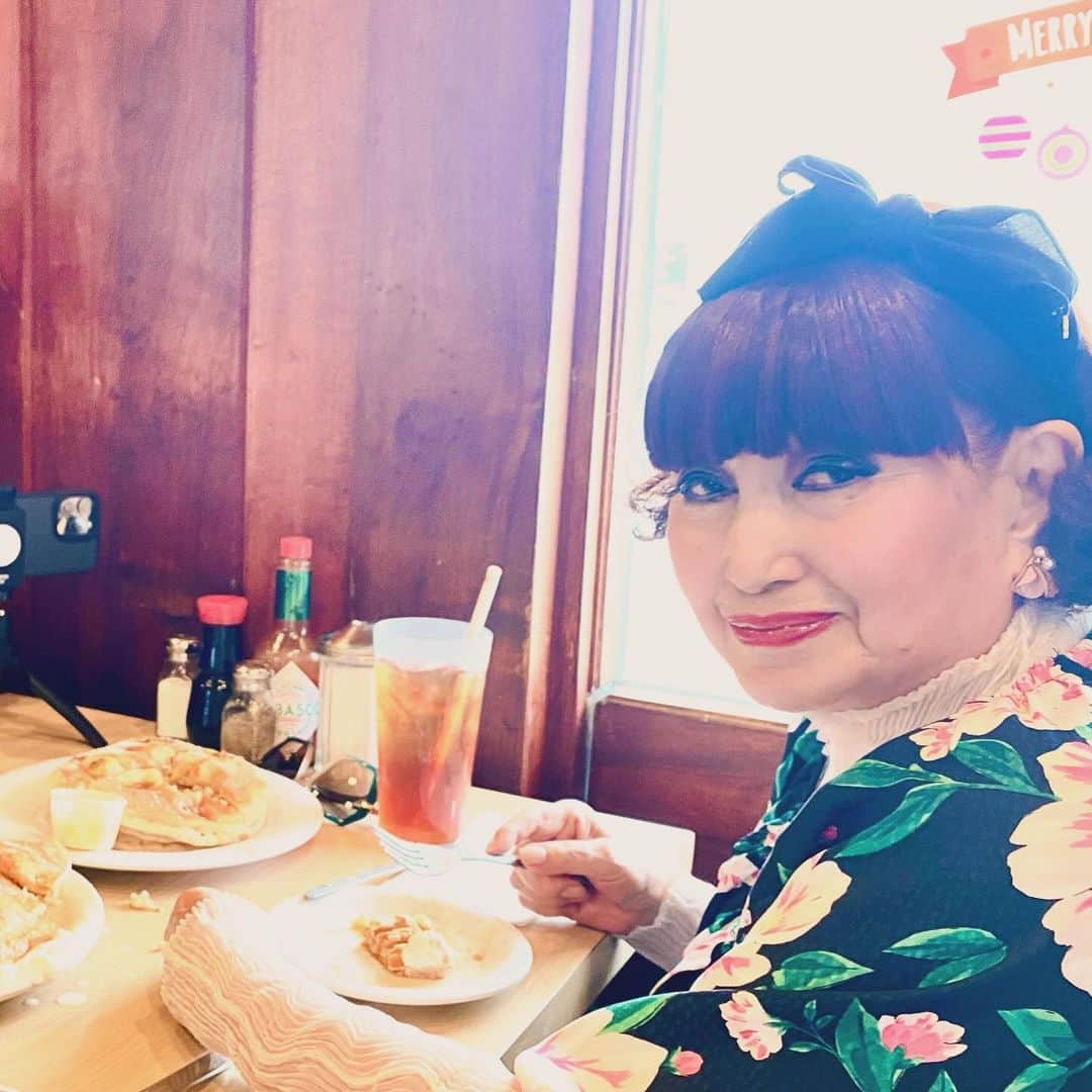 黒柳徹子のインスタグラム：「朝食は、昔からある「ザ・アメリカン」って感じのパンケーキ屋さんに。イチゴにホイップクリームとバナナのパンケーキの2種類を注文💕 ハチミツたっぷりかけて、美味しかった！」