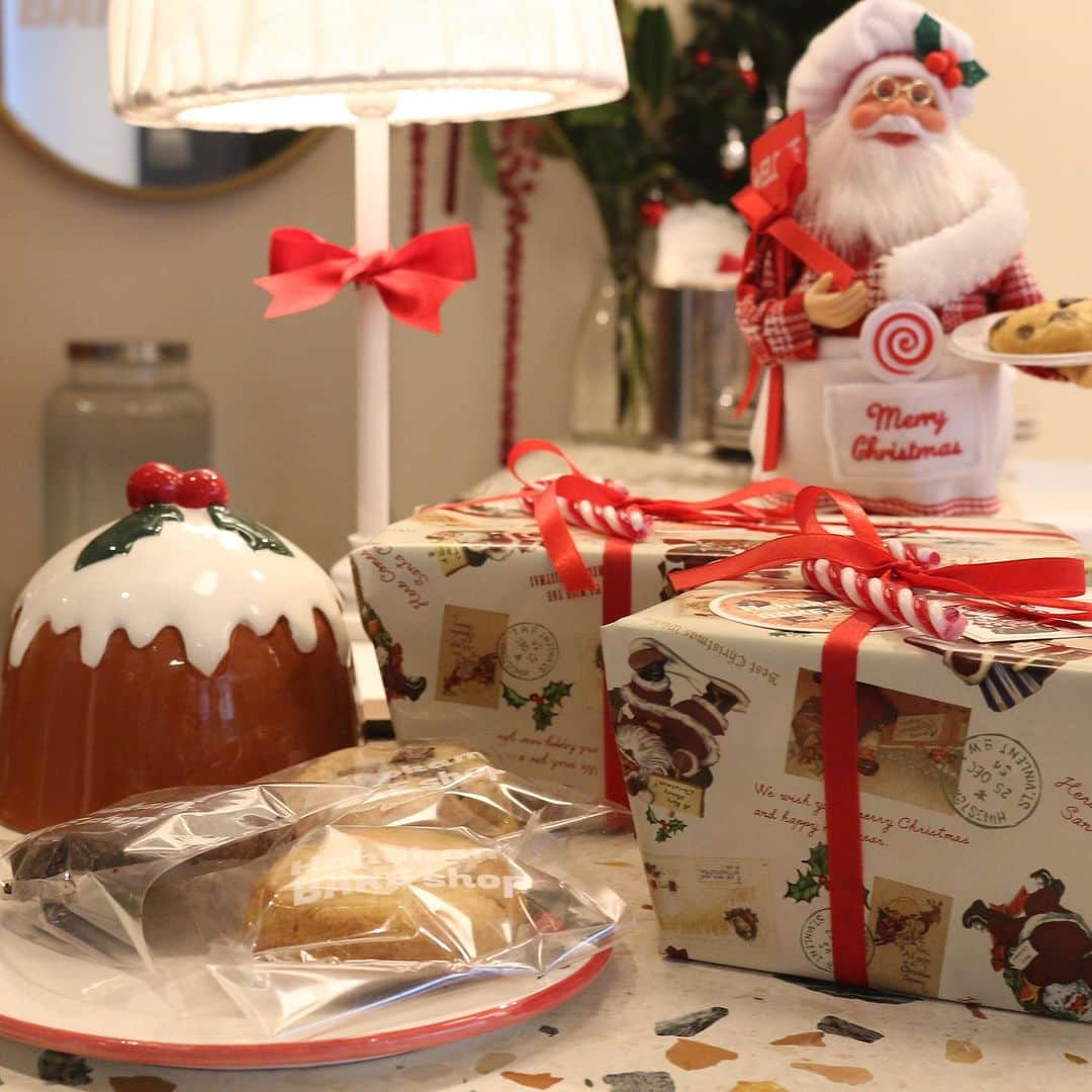 カフェ ホホカムさんのインスタグラム写真 - (カフェ ホホカムInstagram)「🎅🏻CHRISTMAS COOKIE BOX🎄 @hohokambakeshop  もうすぐクリスマス❣️離れてる大切な方へ当店のクリスマスクッキーギフトはいかがですか？🎁 今年はメッセージカードとキャンディケーンのオーナメント付❤️ インスタグラムのリンク’’HohokamBAKEshop‘’からお買い求めいただけます🎅🏻(全国発送しております✈️) 当店のクッキーはアメリカンな見た目だけではなく、とっても美味しいですよ〜🍪❤️ 店頭でも販売しておりますので、お気軽にスタッフまで👌 #hohokambakeshop #hohokamdiner  #ホホカムベイクショップ #ホホカムダイナー  #クリスマスクッキーギフト #クッキーボックス  #cookiebox #cookie」12月13日 15時08分 - hohokamdiner