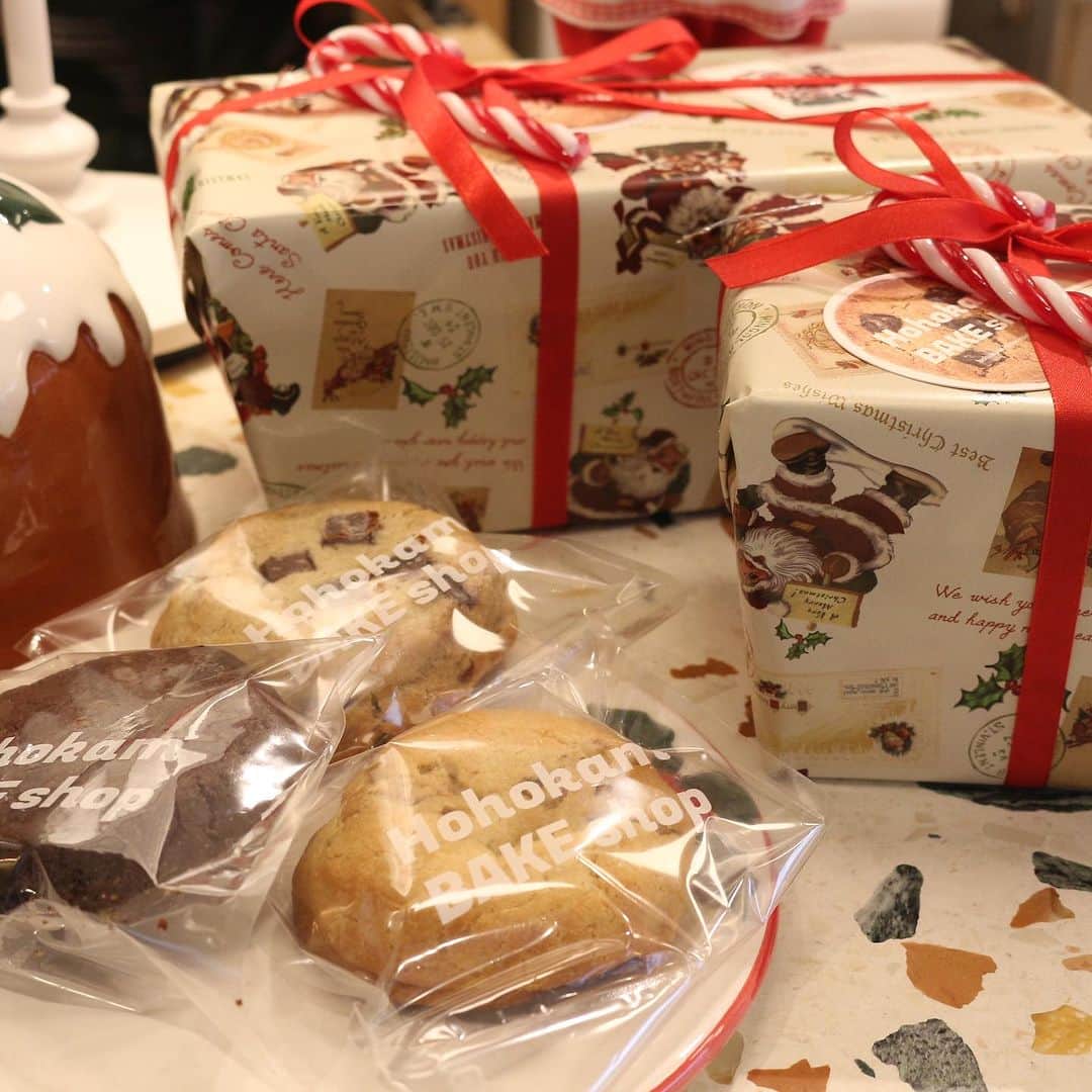 カフェ ホホカムさんのインスタグラム写真 - (カフェ ホホカムInstagram)「🎅🏻CHRISTMAS COOKIE BOX🎄 @hohokambakeshop  もうすぐクリスマス❣️離れてる大切な方へ当店のクリスマスクッキーギフトはいかがですか？🎁 今年はメッセージカードとキャンディケーンのオーナメント付❤️ インスタグラムのリンク’’HohokamBAKEshop‘’からお買い求めいただけます🎅🏻(全国発送しております✈️) 当店のクッキーはアメリカンな見た目だけではなく、とっても美味しいですよ〜🍪❤️ 店頭でも販売しておりますので、お気軽にスタッフまで👌 #hohokambakeshop #hohokamdiner  #ホホカムベイクショップ #ホホカムダイナー  #クリスマスクッキーギフト #クッキーボックス  #cookiebox #cookie」12月13日 15時08分 - hohokamdiner