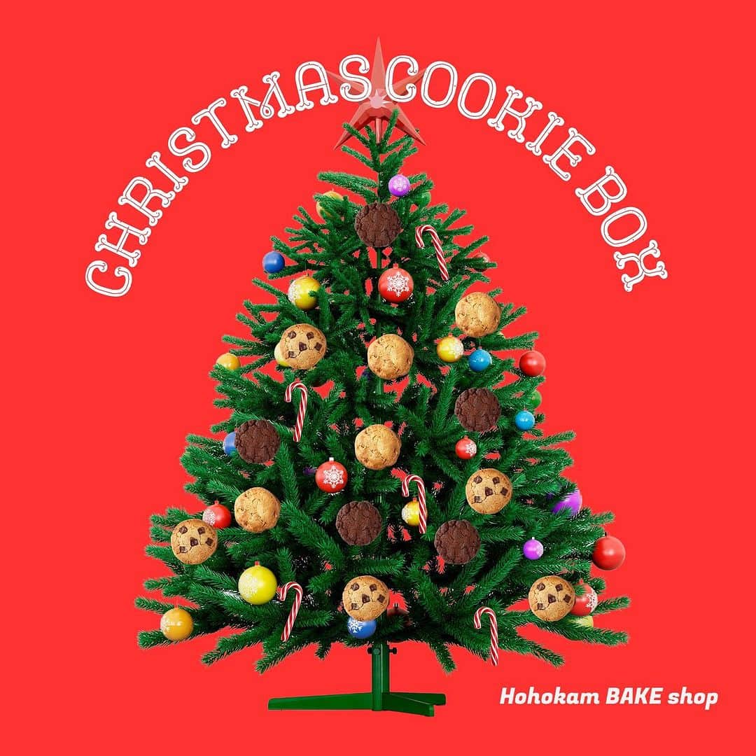 カフェ ホホカムのインスタグラム：「🎅🏻CHRISTMAS COOKIE BOX🎄 @hohokambakeshop  もうすぐクリスマス❣️離れてる大切な方へ当店のクリスマスクッキーギフトはいかがですか？🎁 今年はメッセージカードとキャンディケーンのオーナメント付❤️ インスタグラムのリンク’’HohokamBAKEshop‘’からお買い求めいただけます🎅🏻(全国発送しております✈️) 当店のクッキーはアメリカンな見た目だけではなく、とっても美味しいですよ〜🍪❤️ 店頭でも販売しておりますので、お気軽にスタッフまで👌 #hohokambakeshop #hohokamdiner  #ホホカムベイクショップ #ホホカムダイナー  #クリスマスクッキーギフト #クッキーボックス  #cookiebox #cookie」