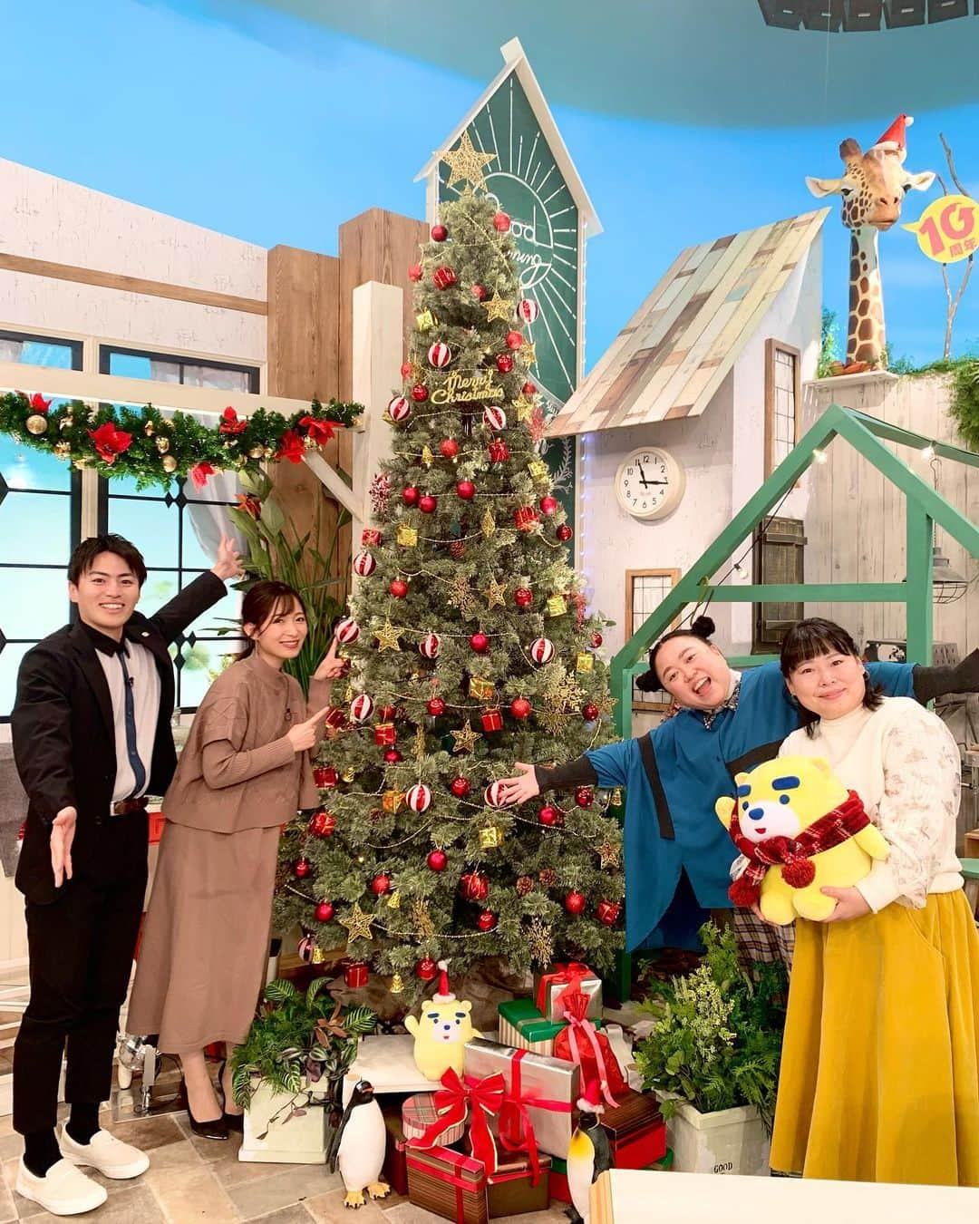 のインスタグラム：「. きょうからスイッチのスタジオはクリスマスバージョン🎄❤️   スタジオには約３メートルの大きなツリーが登場 いたるところにくるみ割り人形のオブジェや サンタ帽を被った動物たちがいますので🐰🐱✨ ぜひ探してみてくださいね💡   きょうのジョージ＆イッチーの中継は クリスマスマーケットから～🎅🎁🎄 サンタさんも出演してくれ、 キラッキラで楽し気な雰囲気を伝えてくれました✨ イッチーサンタが可愛すぎて…みんなメロメロでした(笑)       #東海テレビスイッチ #いっしょにアップデート #クリスマス #ツリー #ニッチェ ＃江上敬子 さん #近藤くみこ さん #吉田ジョージ #イッチー #速水里彩 #鈴木翔太」