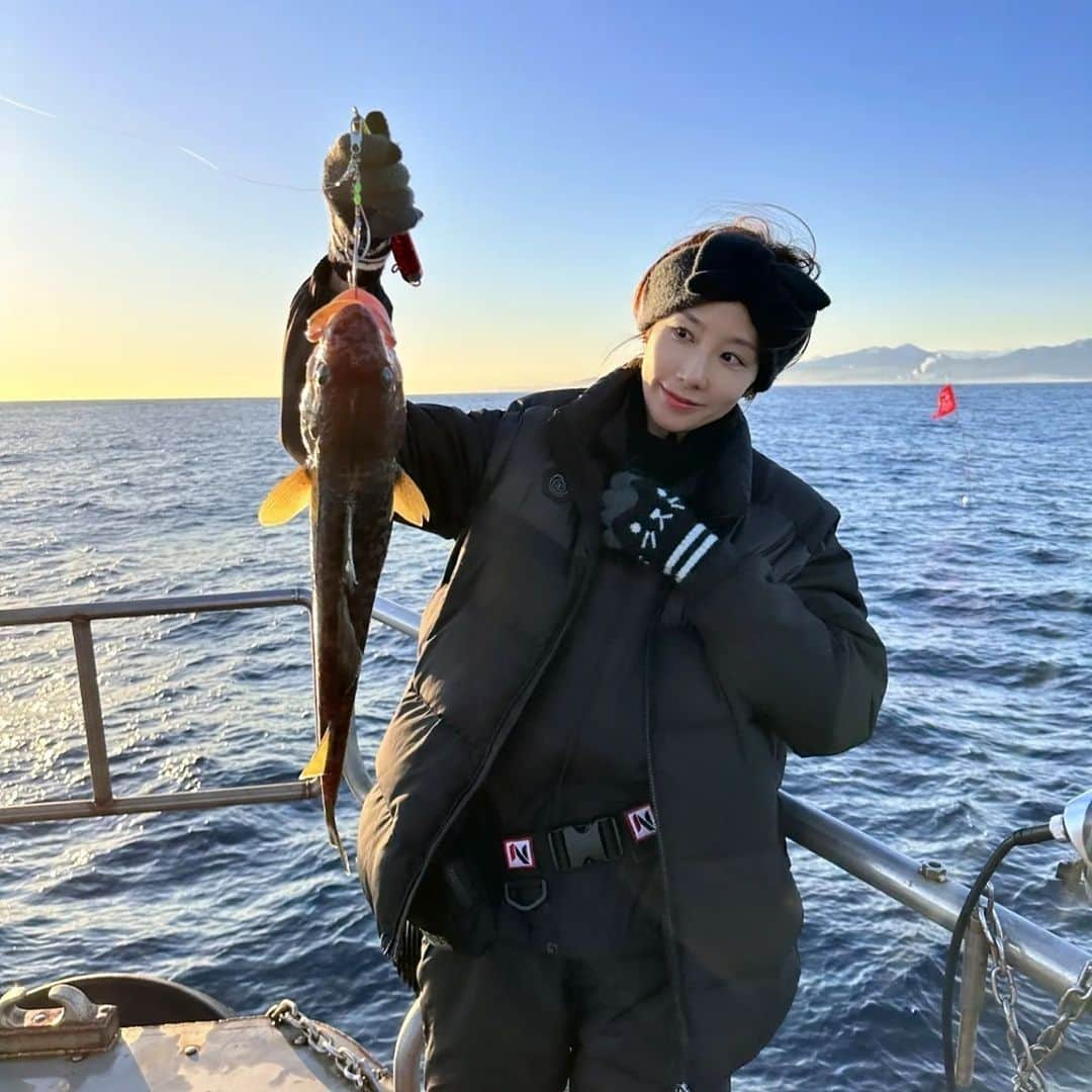 ハン・イェウォンのインスタグラム：「대구 잡아두 대구 안잡아도 대구 🤪🤪  역대급 중노동  ㅠㅠ 전동릴도 왕 무겁고  대구도 무거움😨 수심 100미터씩 하는데 담그고 무거운 릴과 무거운 봉메탈 들었다 놨다 팔 아파서  온몸으로 끌어댕겨야하는데 몸살 걸릴거 같다....  #대구지깅낚시 #대구지깅 #강릉선상낚시 #낚시#선상낚시#바다낚시 #장비가너무무거워서젤빡신낚시」