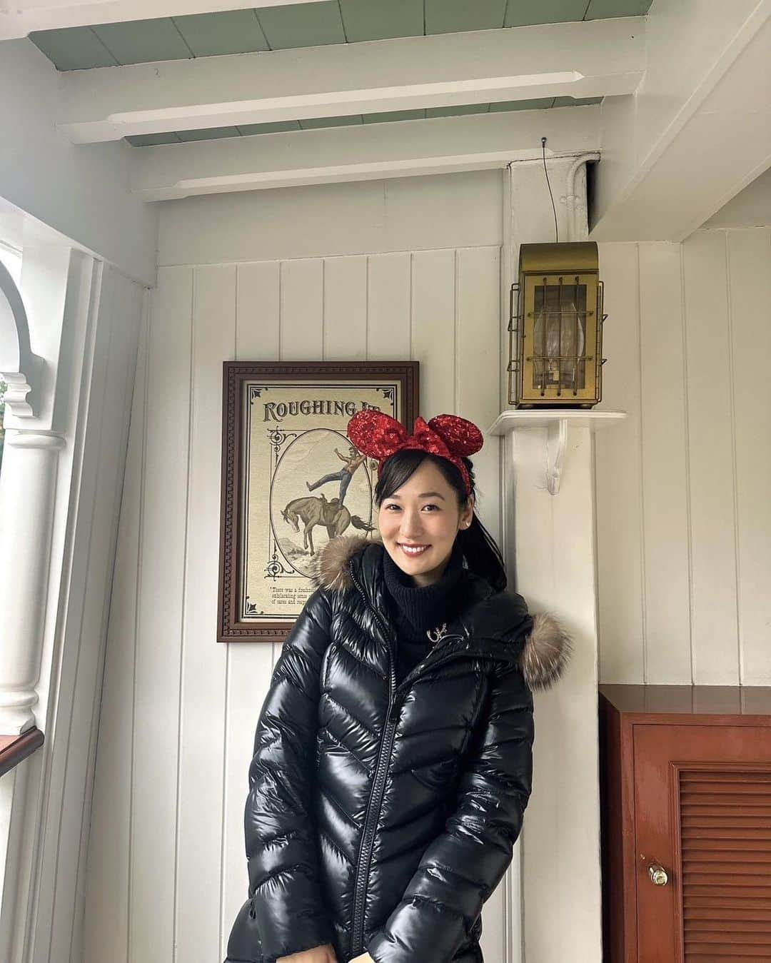 宮崎麗奈のインスタグラム：「． 先日クリスマスディズニー行ってきました🎄🤍 ⁡ キラキラの飾り付けと、大きなツリーを見て、 12月になった実感がじわじわ湧いてきましたよ〜 ⁡ ⁡ 1枚目は、蒸気船マークトウェイン号🚢 たぶん初めて乗ったよ！ ⁡ 3枚目は、お友達が撮ってくれた やたらニコニコな1枚☺️笑 ⁡ 5枚目は、クラブマウスビート🕺 40周年仕様になってて凄い良かった〜！ ⁡ 6枚目は、オーロラ姫のメモ帳💞 プリンセスの中で1番好きなんだけど、 あまりグッズがないので、思わず買っちゃった👸 ⁡ ⁡ ⁡ ⁡ #ディズニー #ディズニーランド #クリスマス #クリスマスディズニー #オーロラ姫 #アナウンサー #フリーアナウンサー #宮崎麗奈」