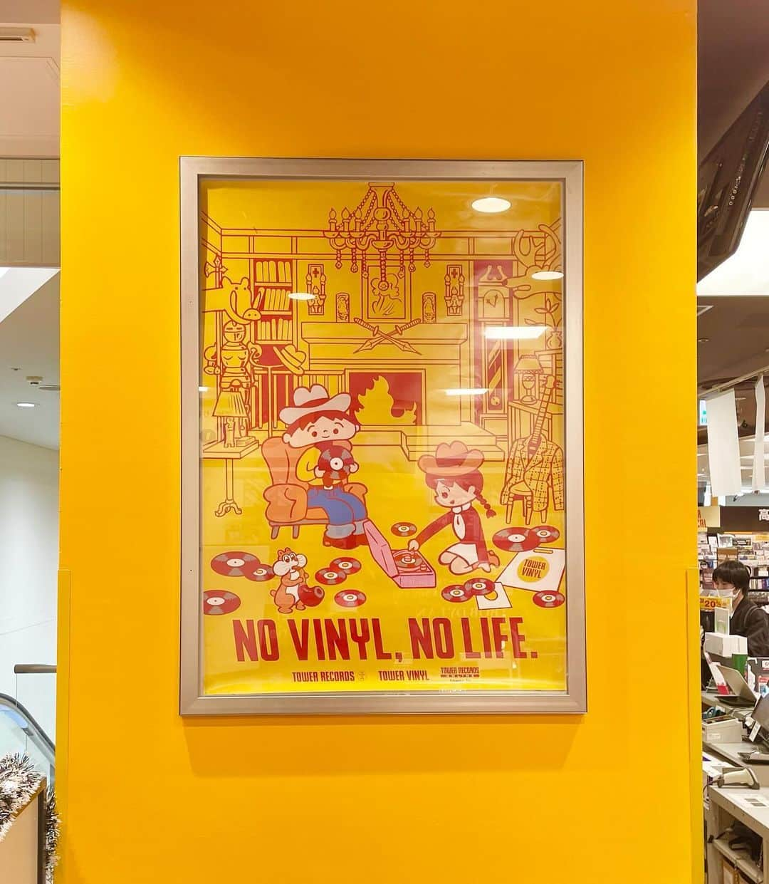 本秀康さんのインスタグラム写真 - (本秀康Instagram)「タワーレコード「レコスケくん× NO VINYL, NO LIFE.」のポスターが冬バージョンになりました。「セット・オン・ユー」のあのお部屋で、レコスケとレコガールはどんなレコードを聴いているのかな🎷🐿️ #hideyasumoto #towerrecords #レコスケくん」12月13日 15時23分 - hideyasu_moto