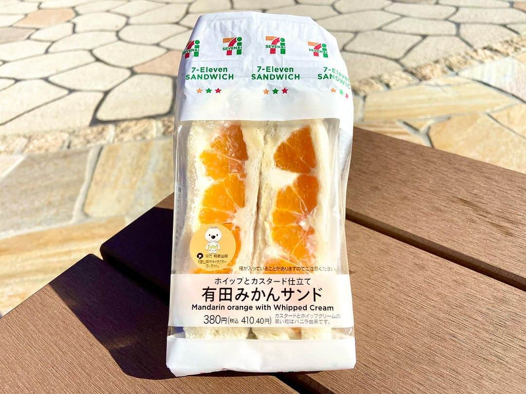 和歌山県食品流通課のインスタグラム：「セブン‐イレブンから「有田みかんサンド」が発売中！   ごろっと贅沢に有田みかんが詰まったフルーツサンドが近畿２府４県のセブン‐イレブンで今年も発売されています❣️ 発売５年目となる人気商品で、旬の有田みかんを楽しめます🍊  ホイップとカスタード仕立てのクリームと、有田みかんの甘味・適度な酸味がベストマッチ☆   ぜひお試しください✨     #セブンイレブン #有田みかんサンド #有田みかん #みかん栽培の礎を築いた有田みかんシステム #おいしい健康わかやま #なんて素敵な和歌山なんでしょう #おいしく食べて和歌山モール #和歌山県 #tasty_healthy_wakayama #wakayama #insta_wakayama」