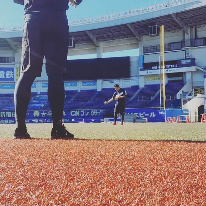 国吉佑樹のインスタグラム：「キャッチボール⚾️  タイムラプスで撮ったけど、全然映ってなかった…失敗😕  八木に相手してもらいました！ #キャッチボール  #タイムラプス  #9244 #国吉佑樹  #八木彬」