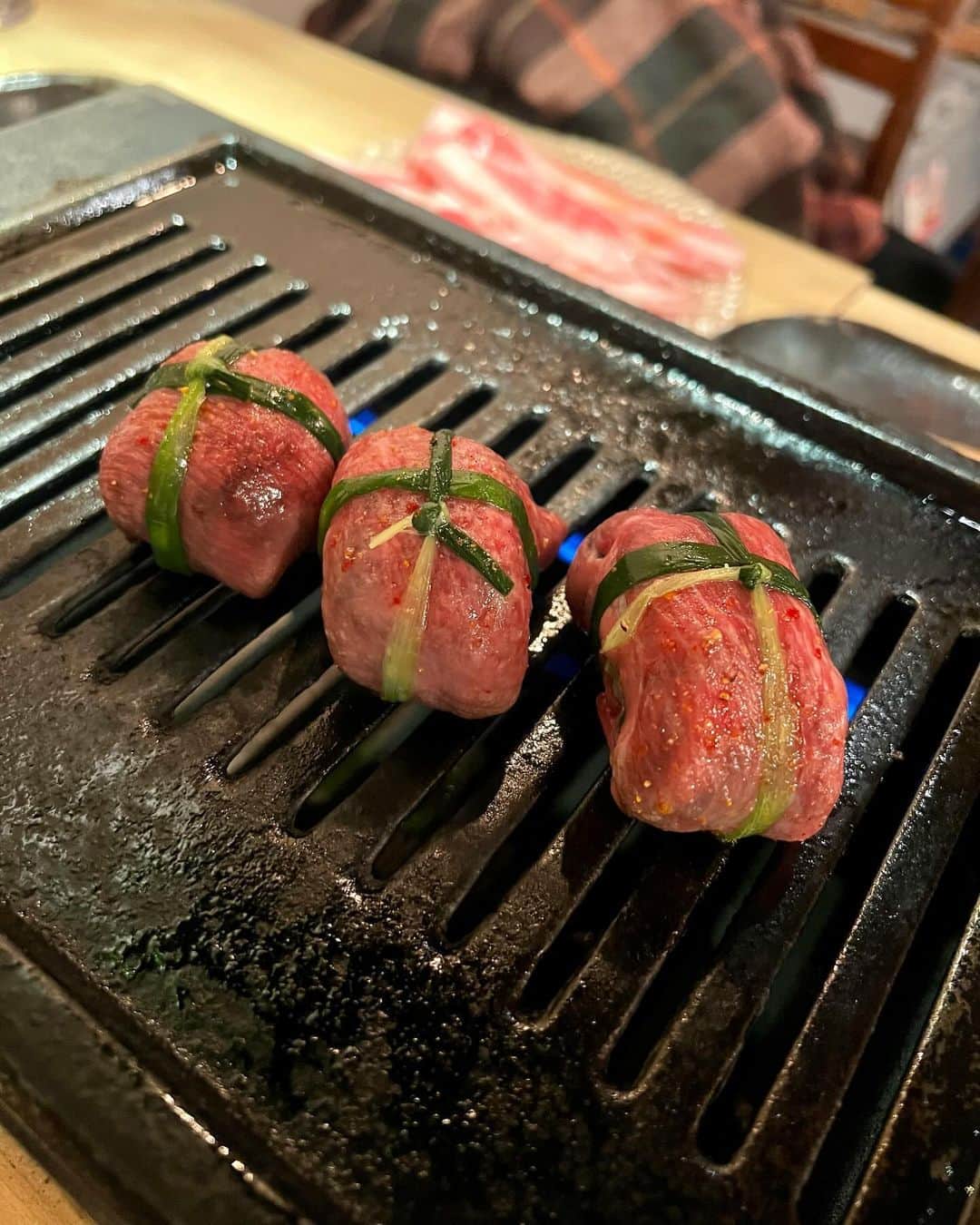 ののさんのインスタグラム写真 - (ののInstagram)「焼肉タンとハラミ。梅田ハナレ店 あやかちゃんといっぱい食べてきた✌︎  大人気の縛りタン（1番手前）は中には、たっぷりきざみネギが入ってるの🥹 その奥のネギ包みタンも人気だよ✨  PR @tantoharami__hanare  梅田から徒歩約6分 営業時間　17:00〜24:00  #タンとハラミ#大阪焼肉#大阪焼肉食べ放題#大阪グルメ#大阪ディナー#梅田焼肉#梅田グルメ#梅田ディナー#タン#タン塩#ハラミ#焼肉#焼肉屋」12月14日 7時00分 - nonoko0309