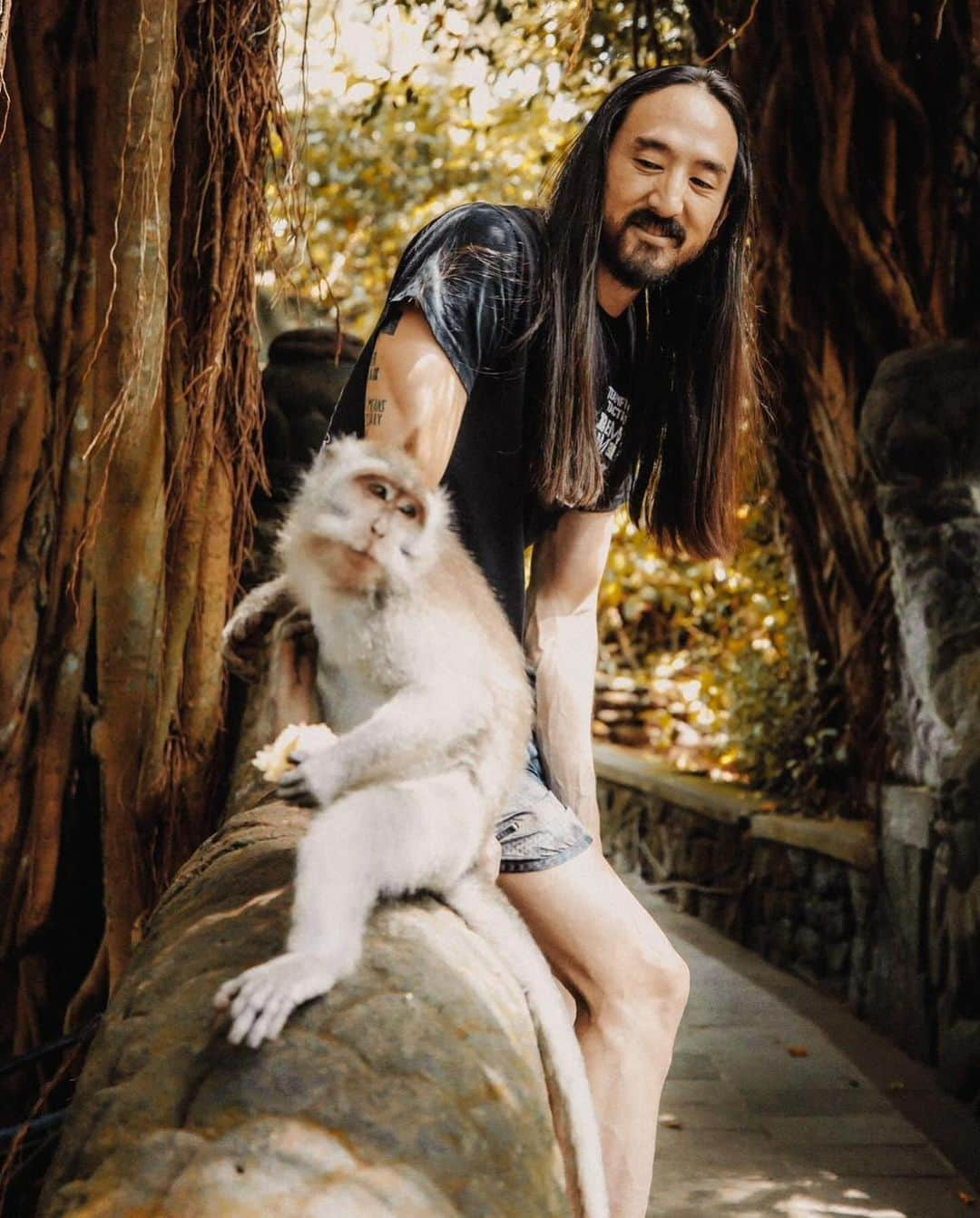 スティーヴ・アオキさんのインスタグラム写真 - (スティーヴ・アオキInstagram)「Monkeying around in Bali 🙈」12月13日 15時56分 - steveaoki